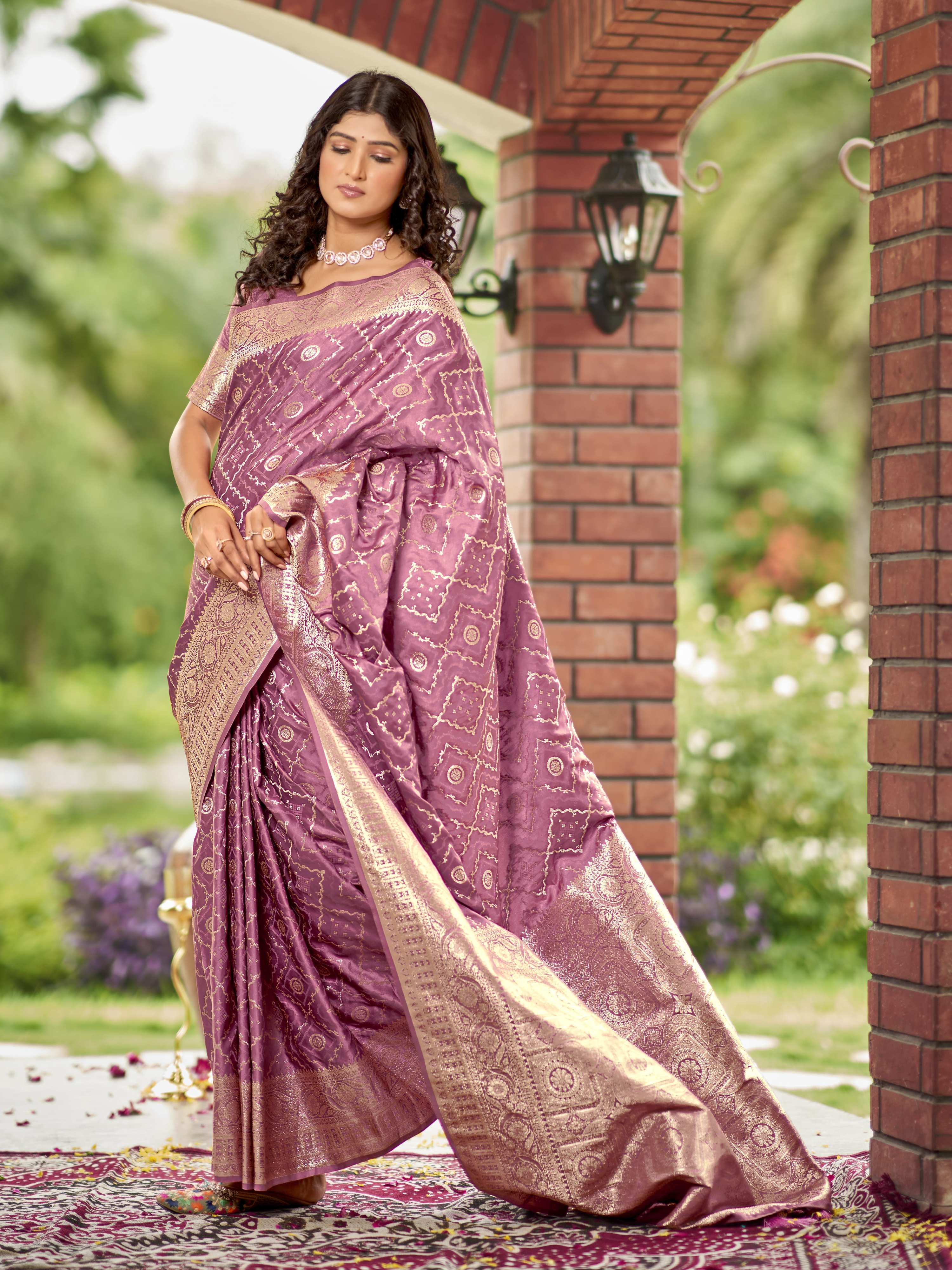 MANOHARI Banarasi Silk Blend Jacquard Work Saree - Pink - Dista
