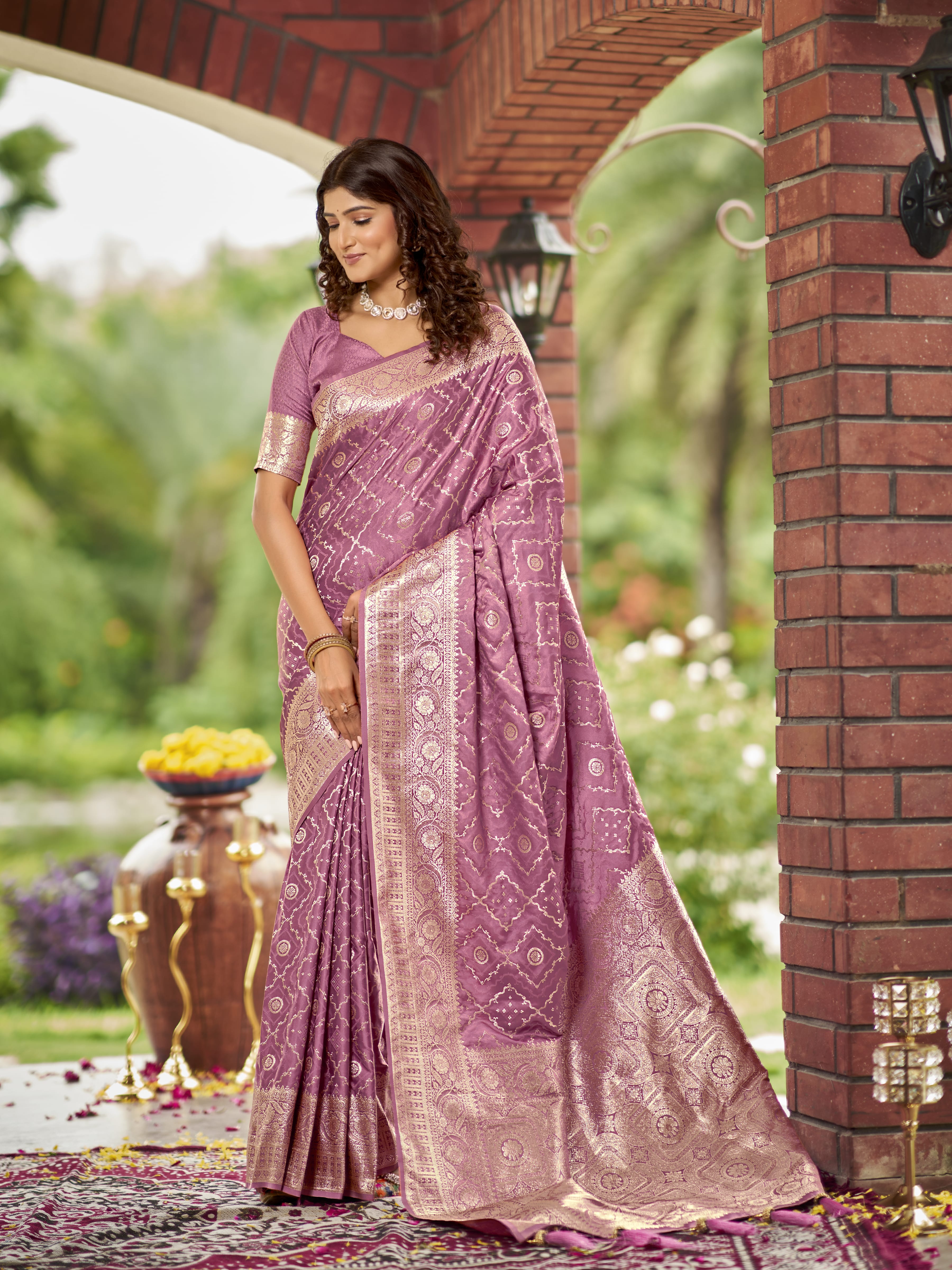 MANOHARI Banarasi Silk Blend Jacquard Work Saree - Pink - Dista