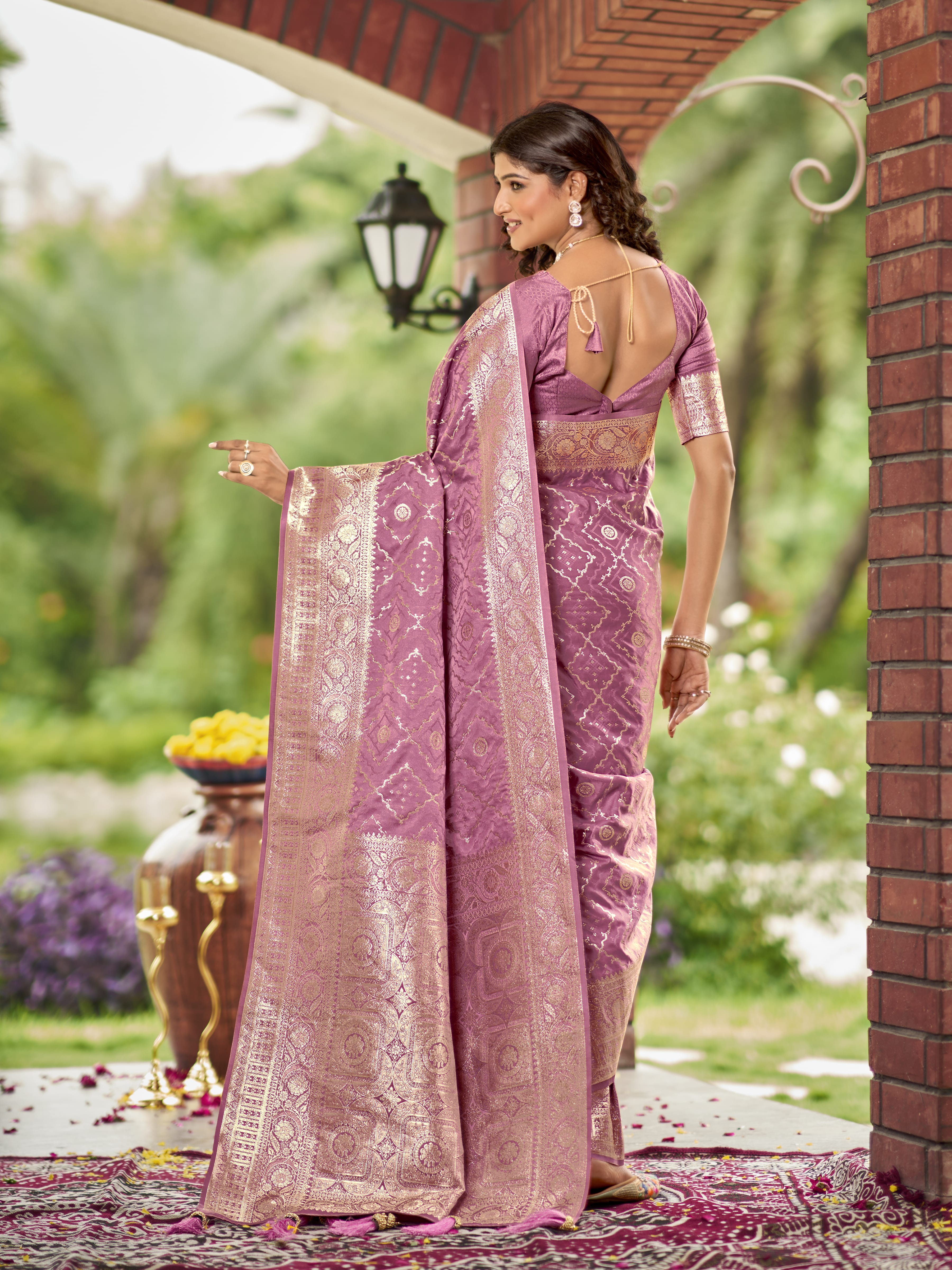 MANOHARI Banarasi Silk Blend Jacquard Work Saree - Pink - Dista