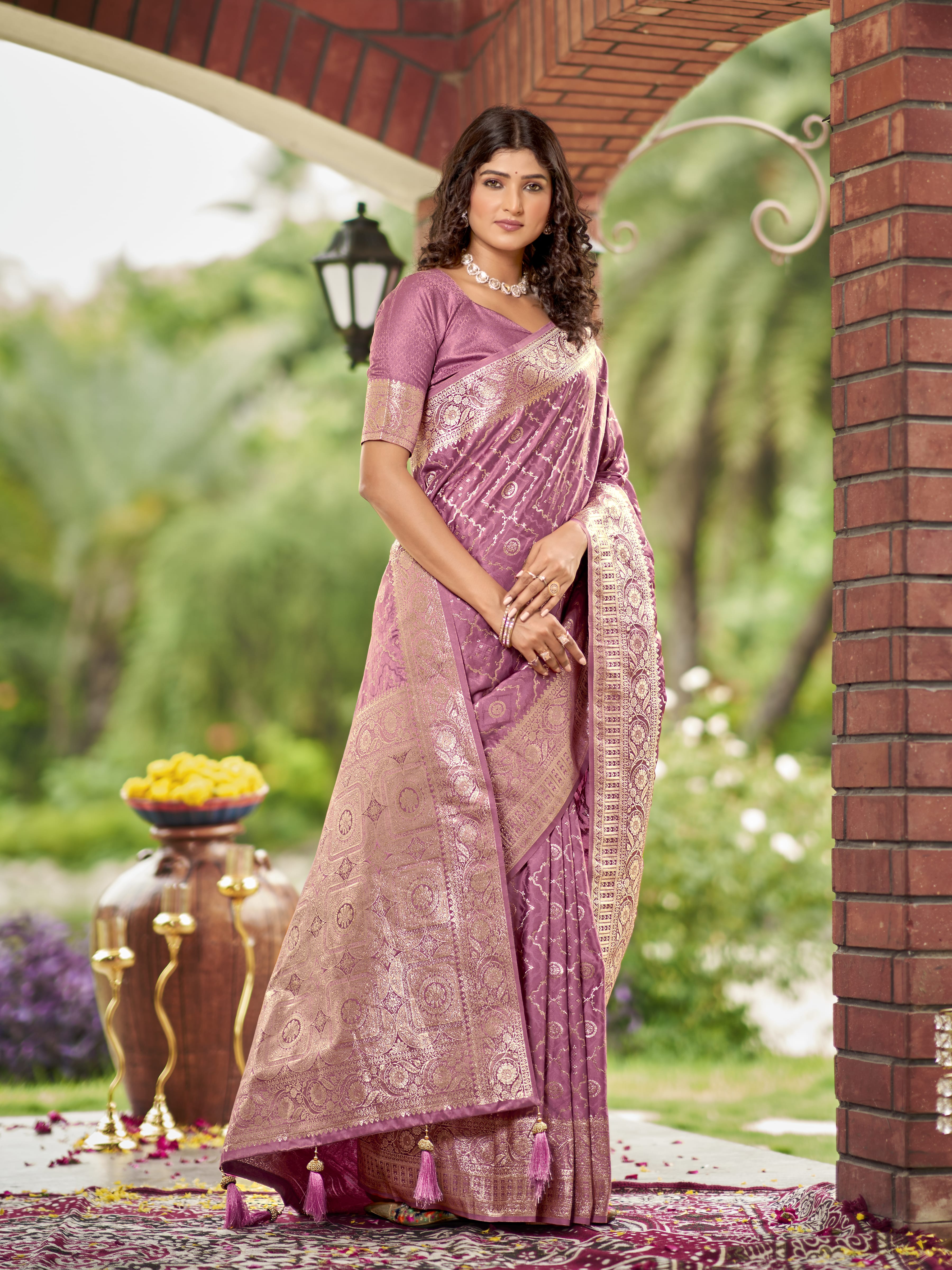 MANOHARI Banarasi Silk Blend Jacquard Work Saree - Pink - Dista