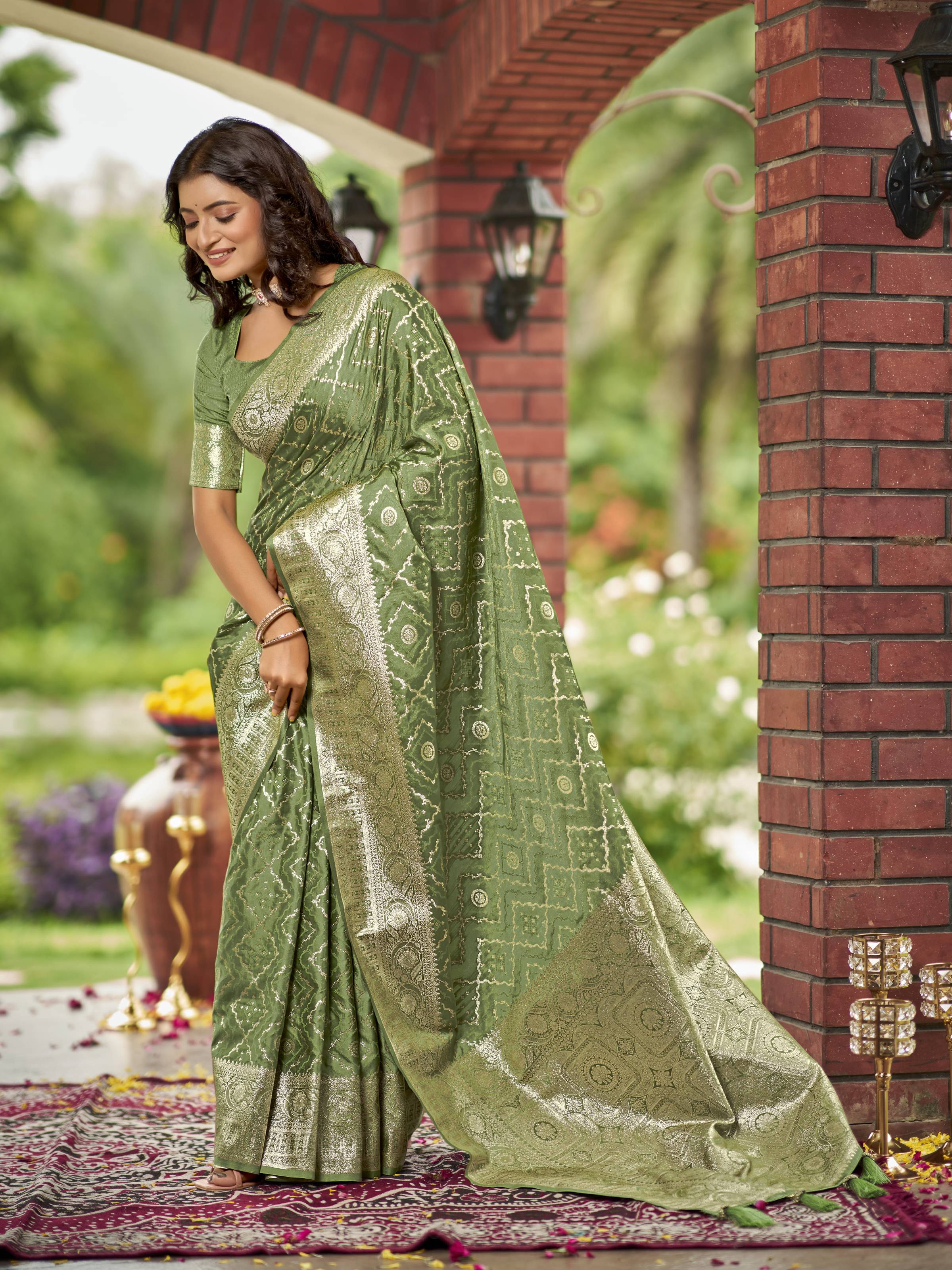 MANOHARI Banarasi Silk Blend Jacquard Work Saree - Green - Dista