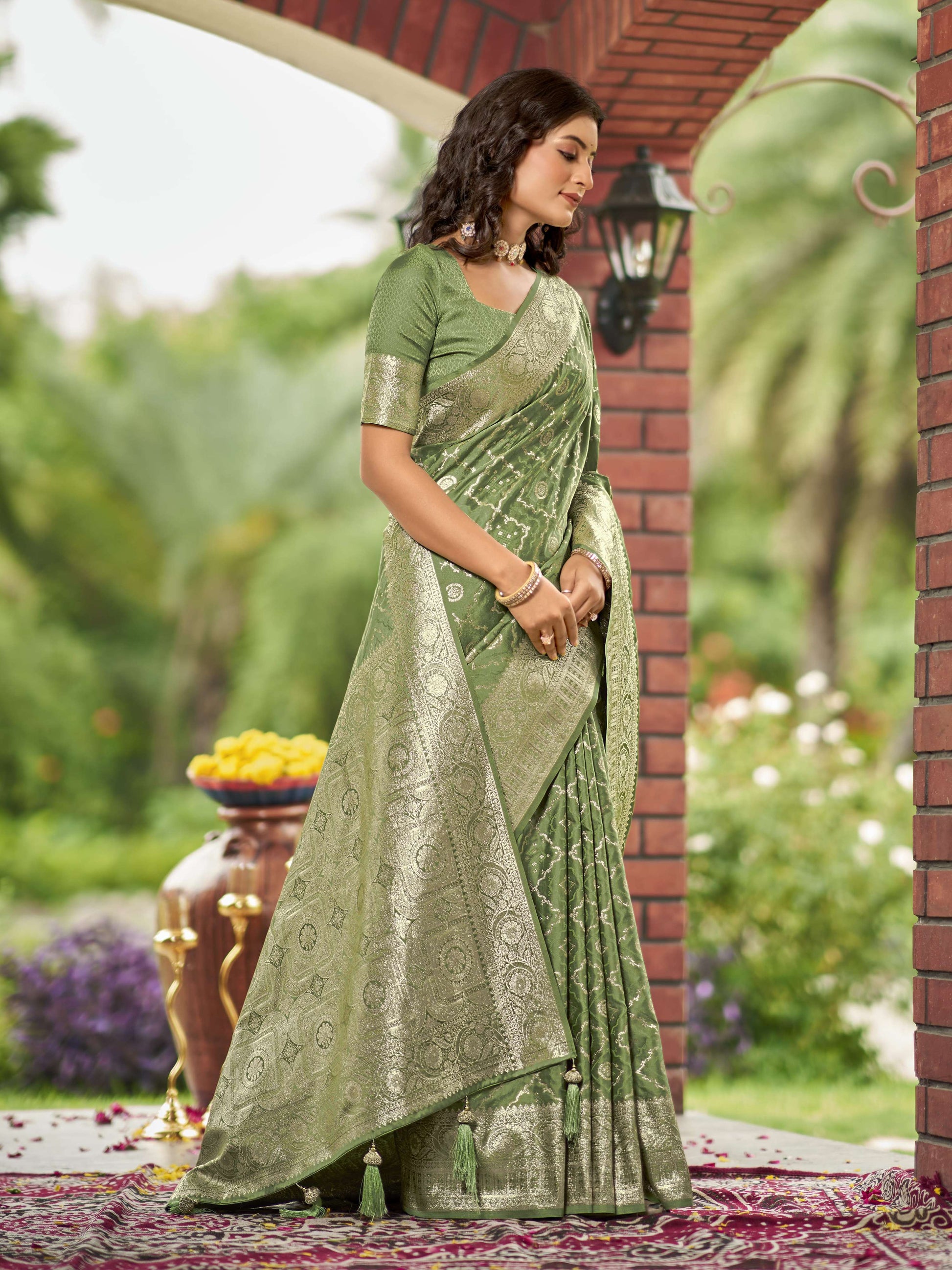 MANOHARI Banarasi Silk Blend Jacquard Work Saree - Green - Dista