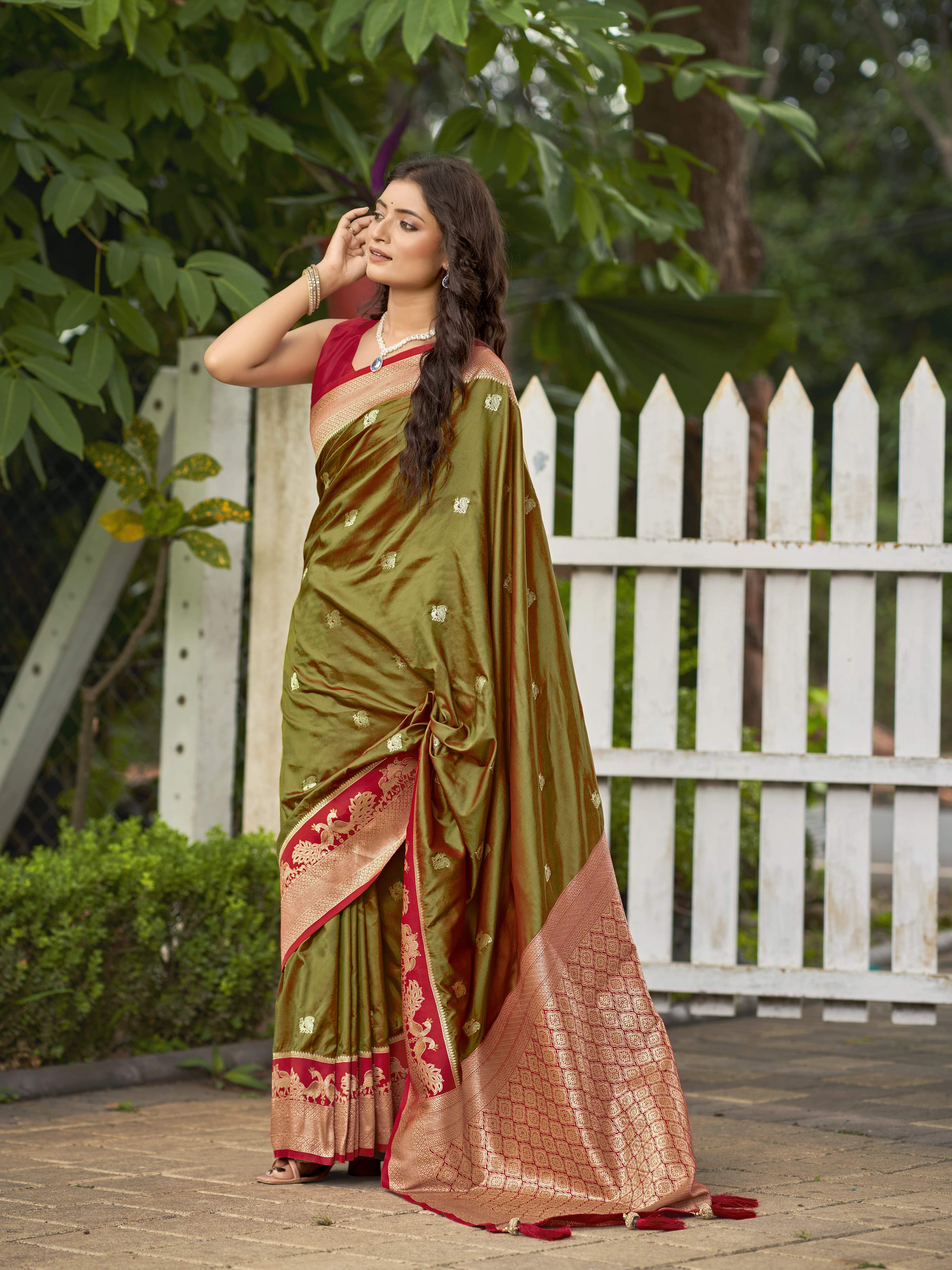 MANOHARI Banarasi Silk Blend Jacquard Work Saree - Green - Dista