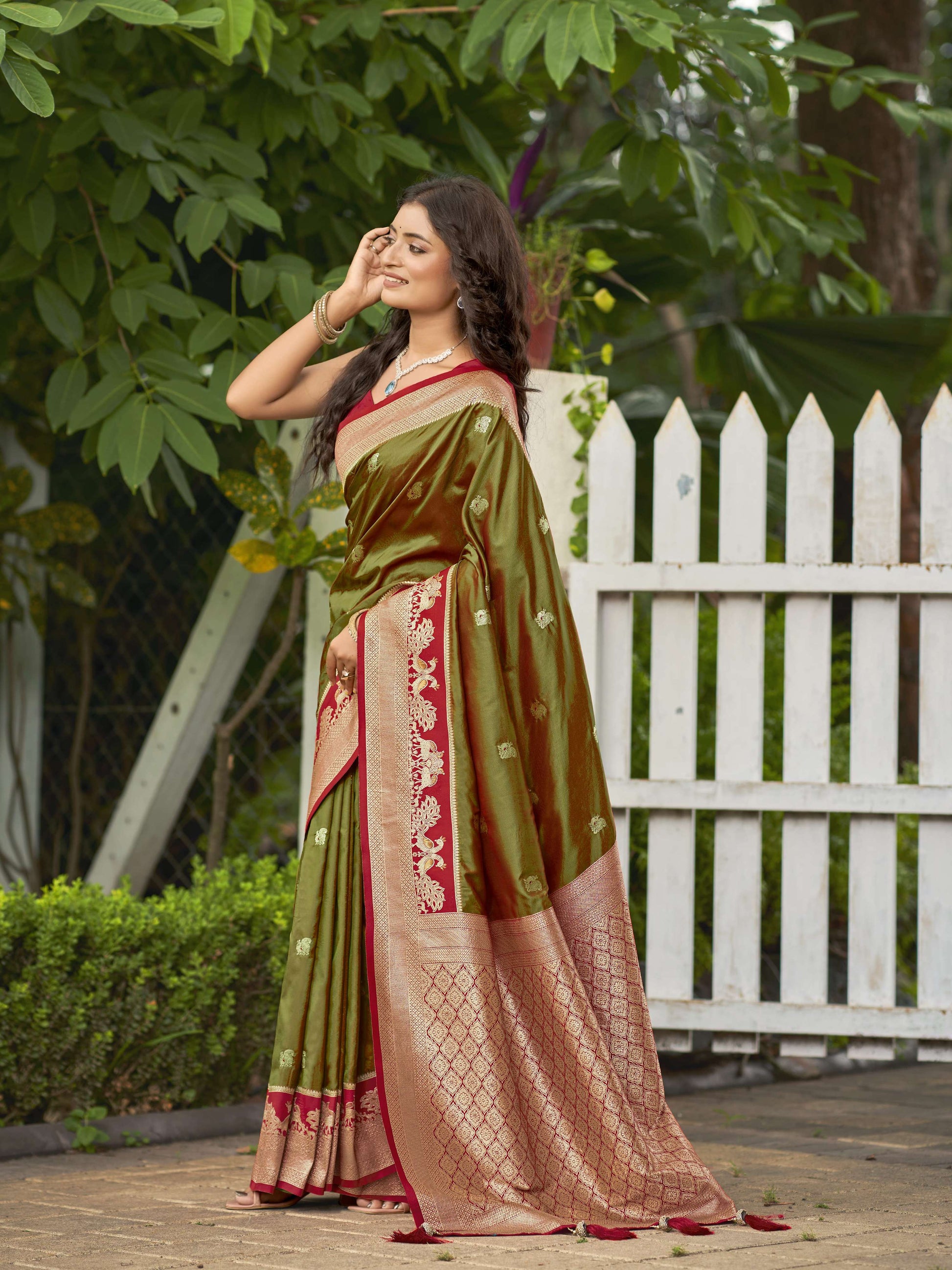 MANOHARI Banarasi Silk Blend Jacquard Work Saree - Green - Dista