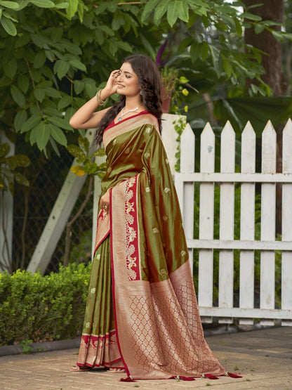 MANOHARI Banarasi Silk Blend Jacquard Work Saree - Green - Dista