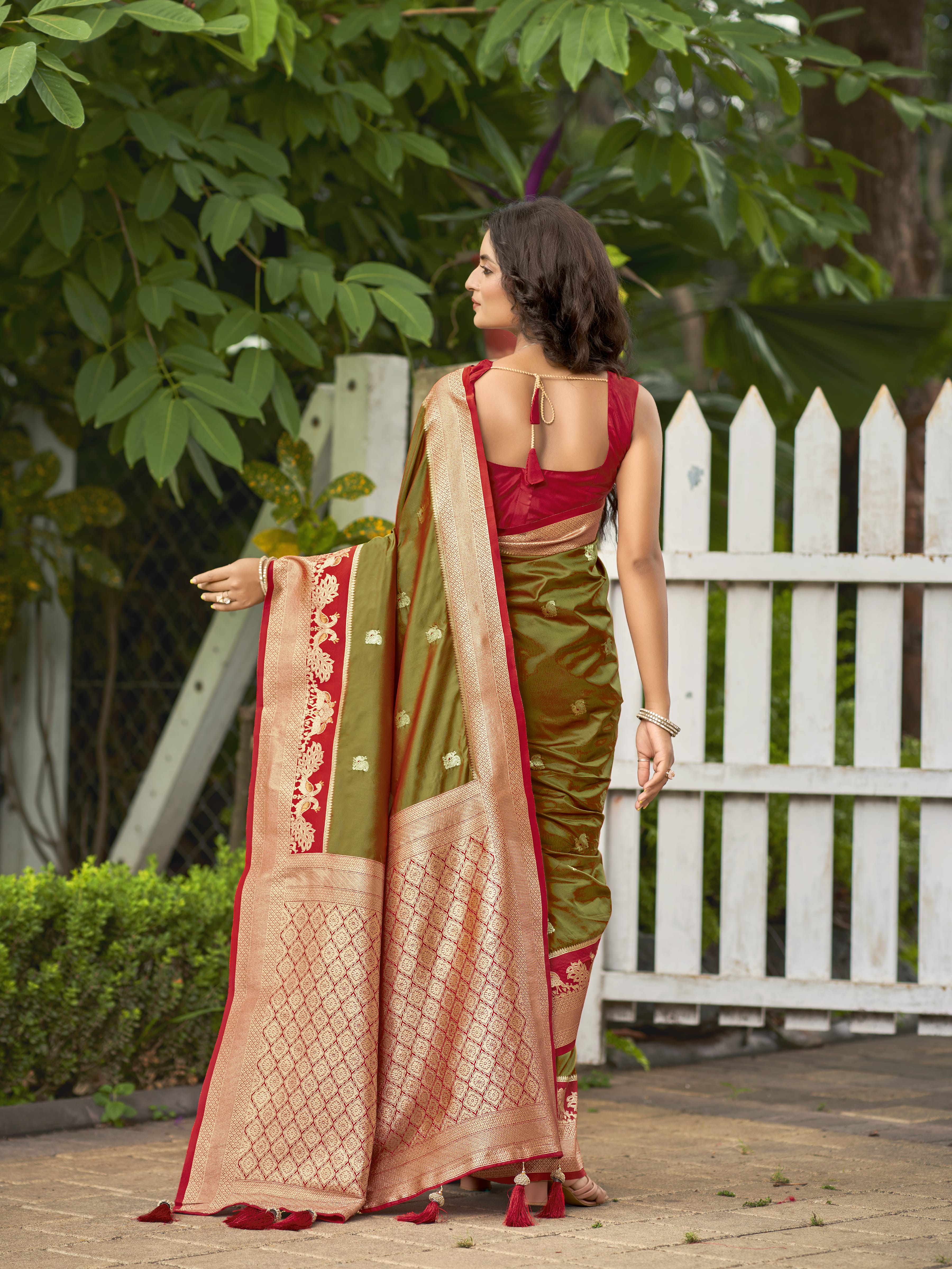 MANOHARI Banarasi Silk Blend Jacquard Work Saree - Green - Dista