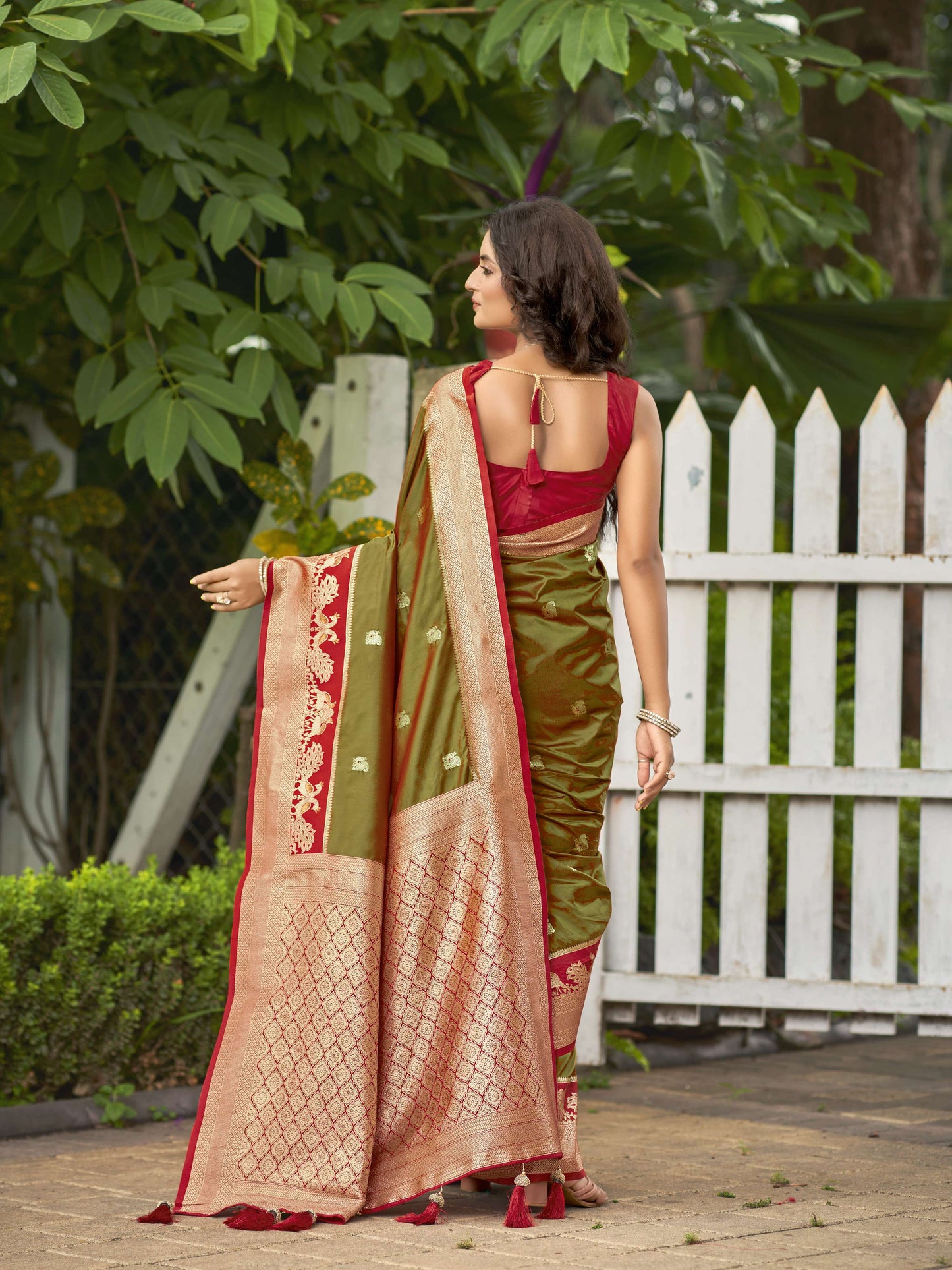 MANOHARI Banarasi Silk Blend Jacquard Work Saree - Green - Dista
