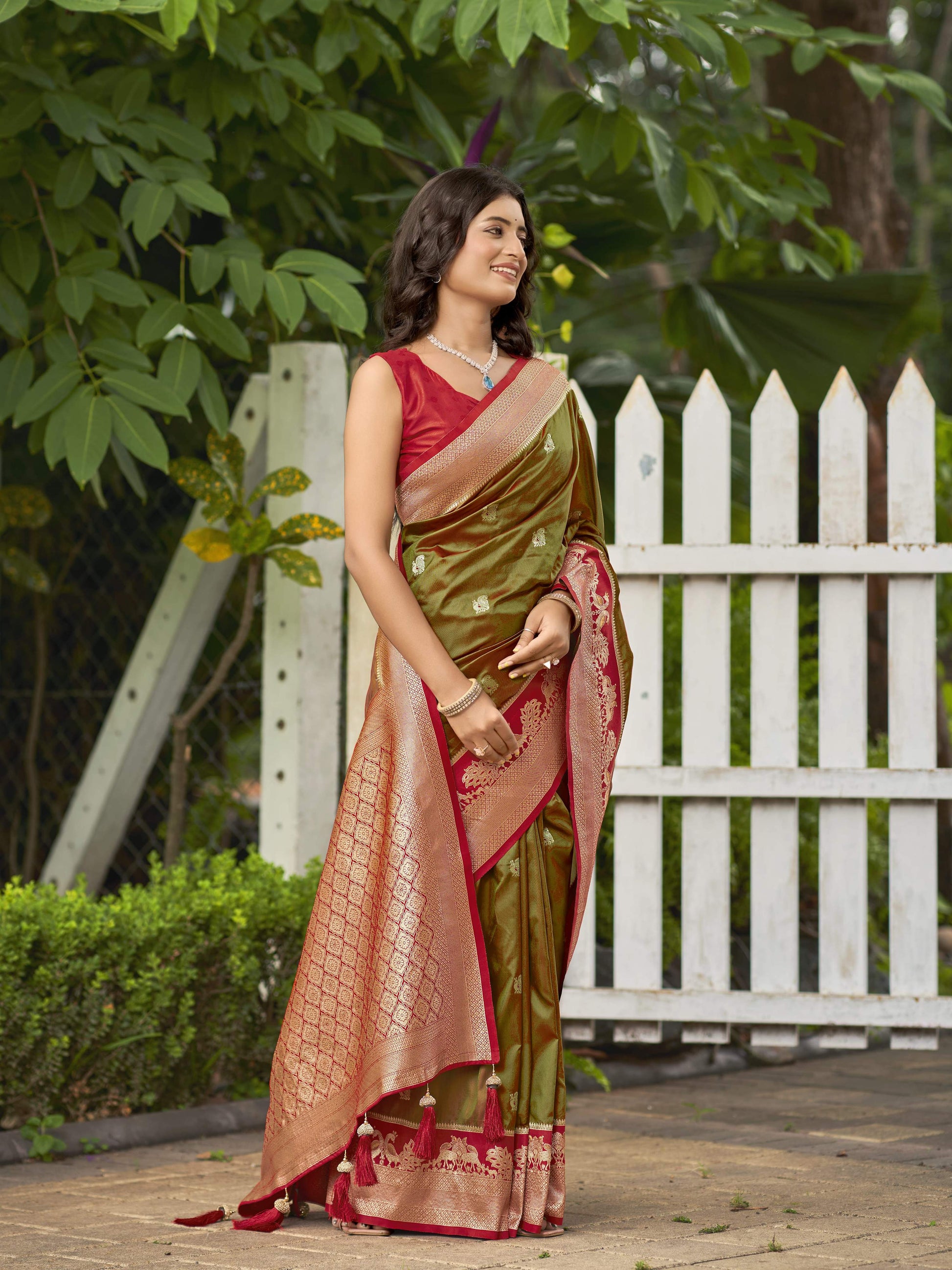MANOHARI Banarasi Silk Blend Jacquard Work Saree - Green - Dista