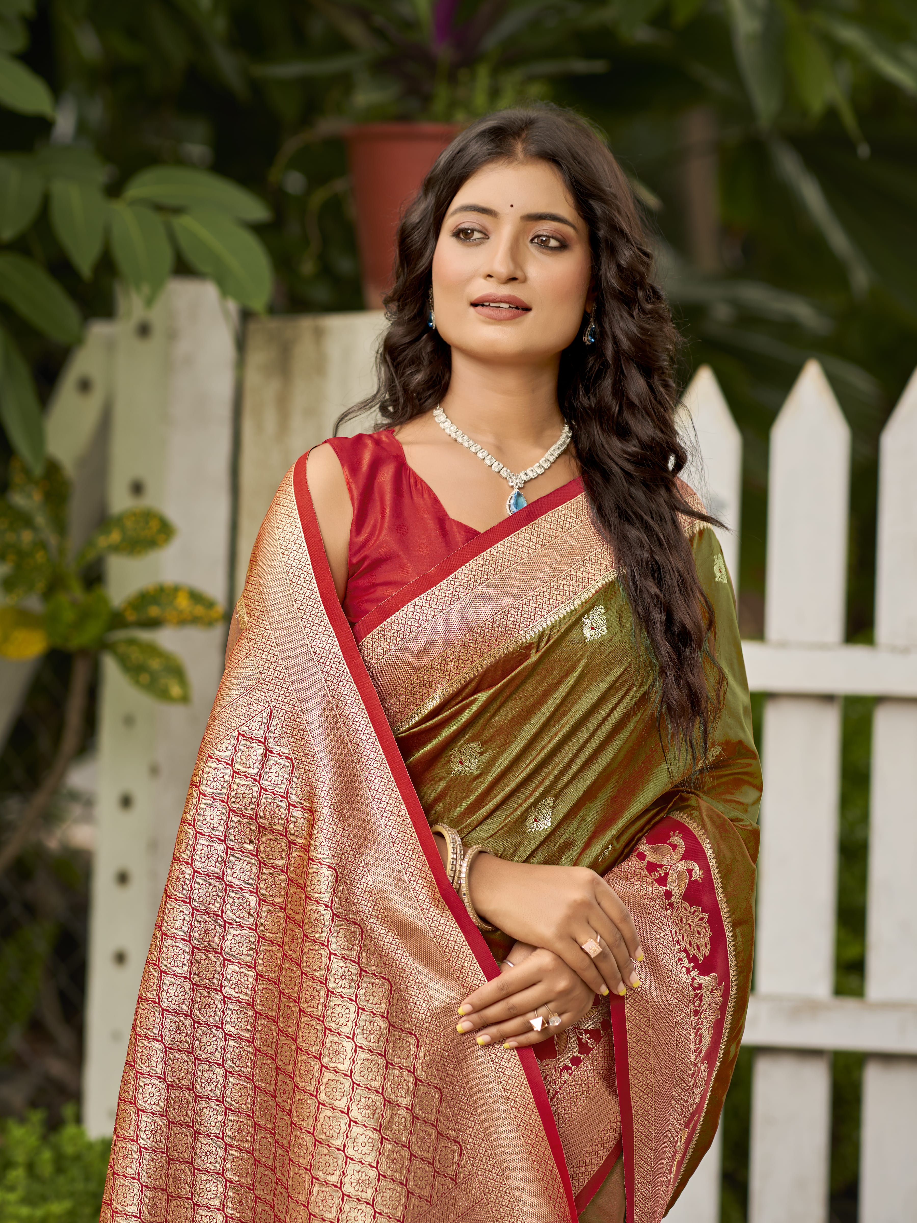 MANOHARI Banarasi Silk Blend Jacquard Work Saree - Green - Dista