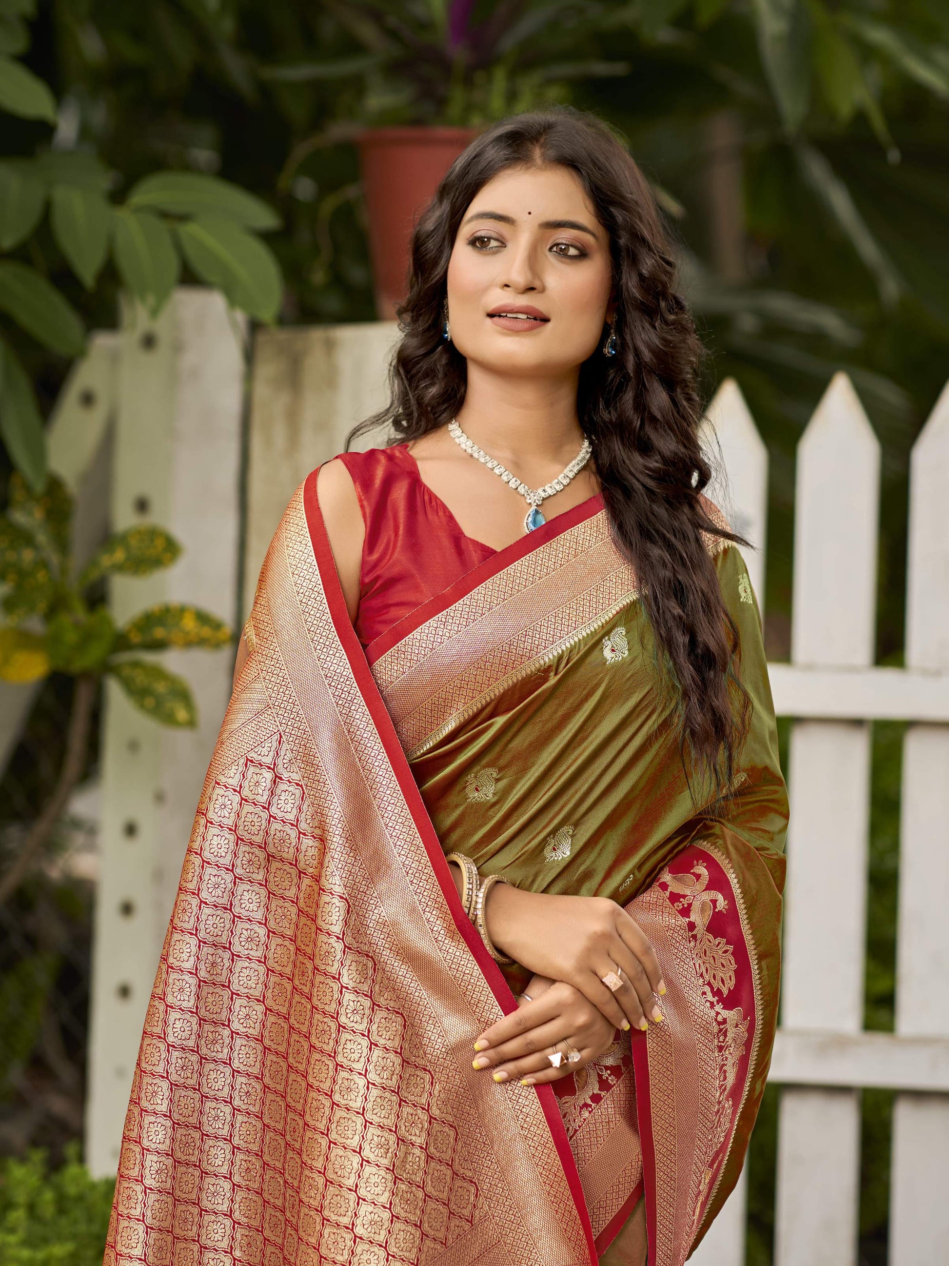 MANOHARI Banarasi Silk Blend Jacquard Work Saree - Green - Dista
