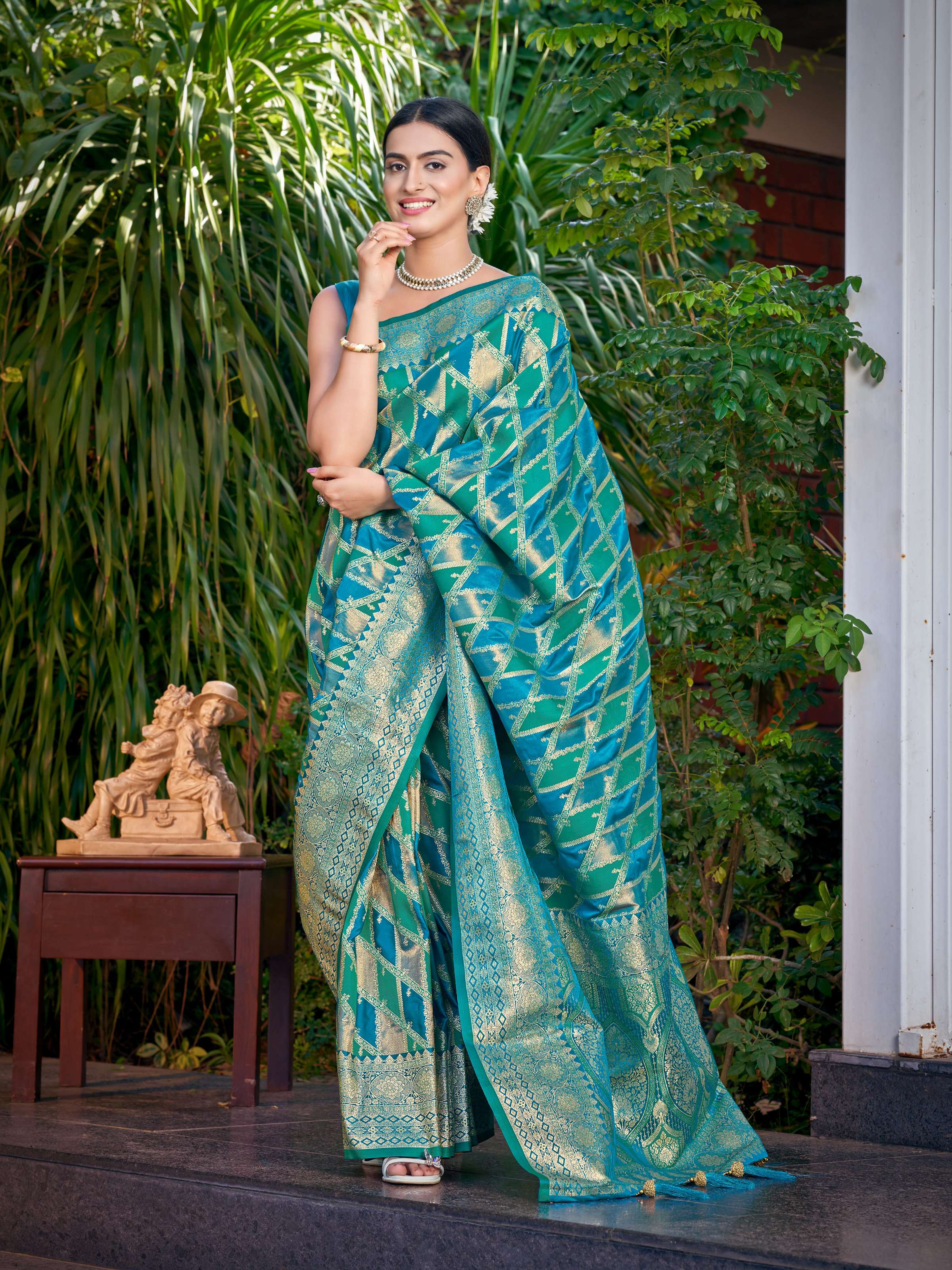MANOHARI Banarasi Silk Blend Jacquard Work Saree - Turquoise - Dista