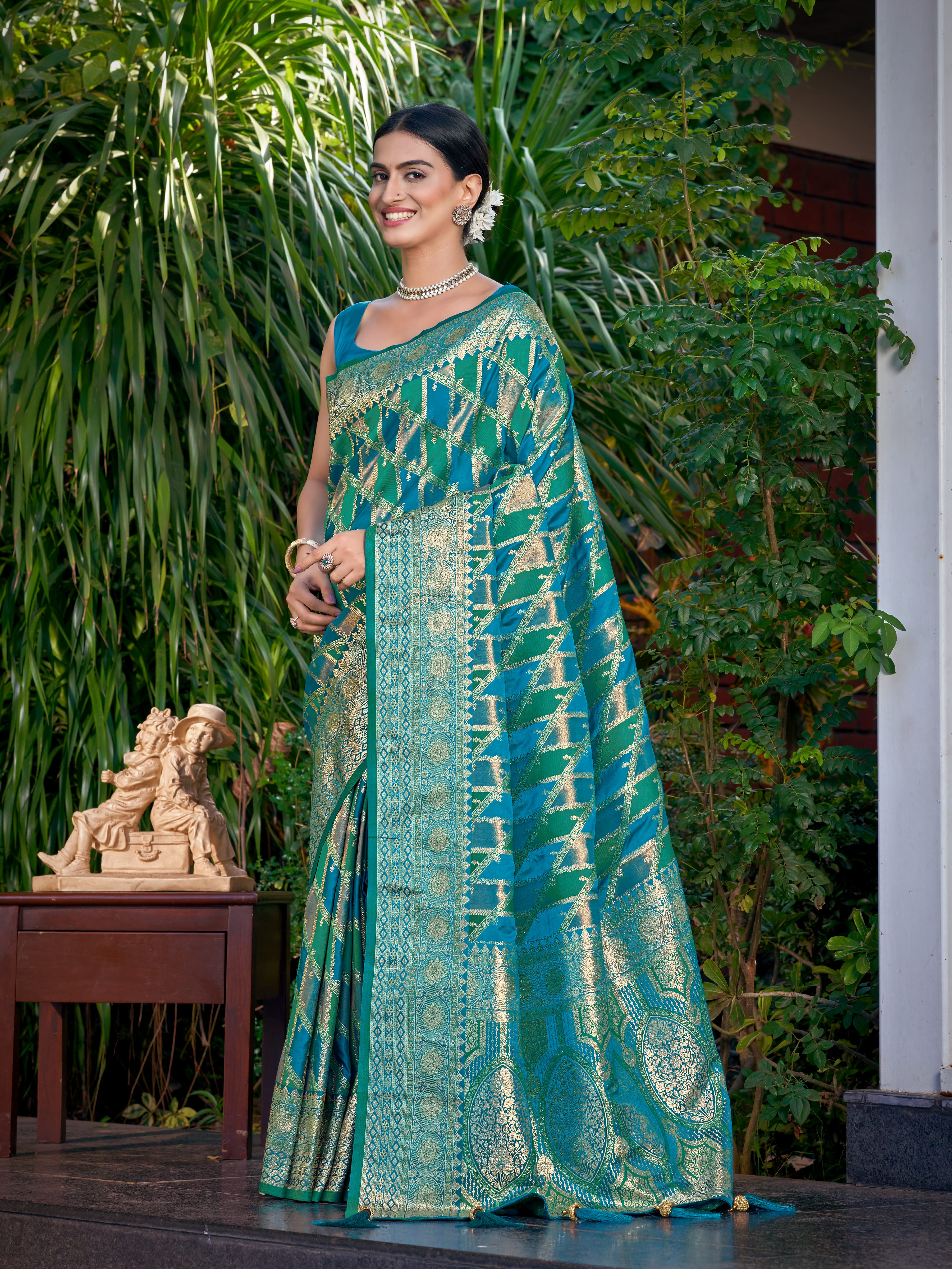 MANOHARI Banarasi Silk Blend Jacquard Work Saree - Turquoise - Dista