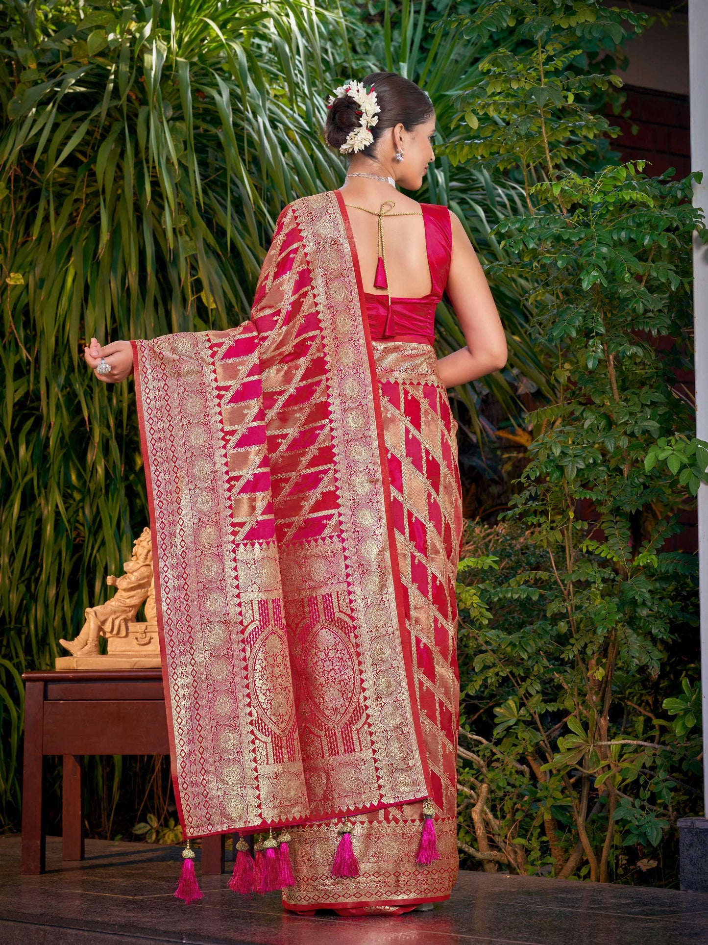 MANOHARI Banarasi Silk Blend Jacquard Work Saree - Pink - Dista