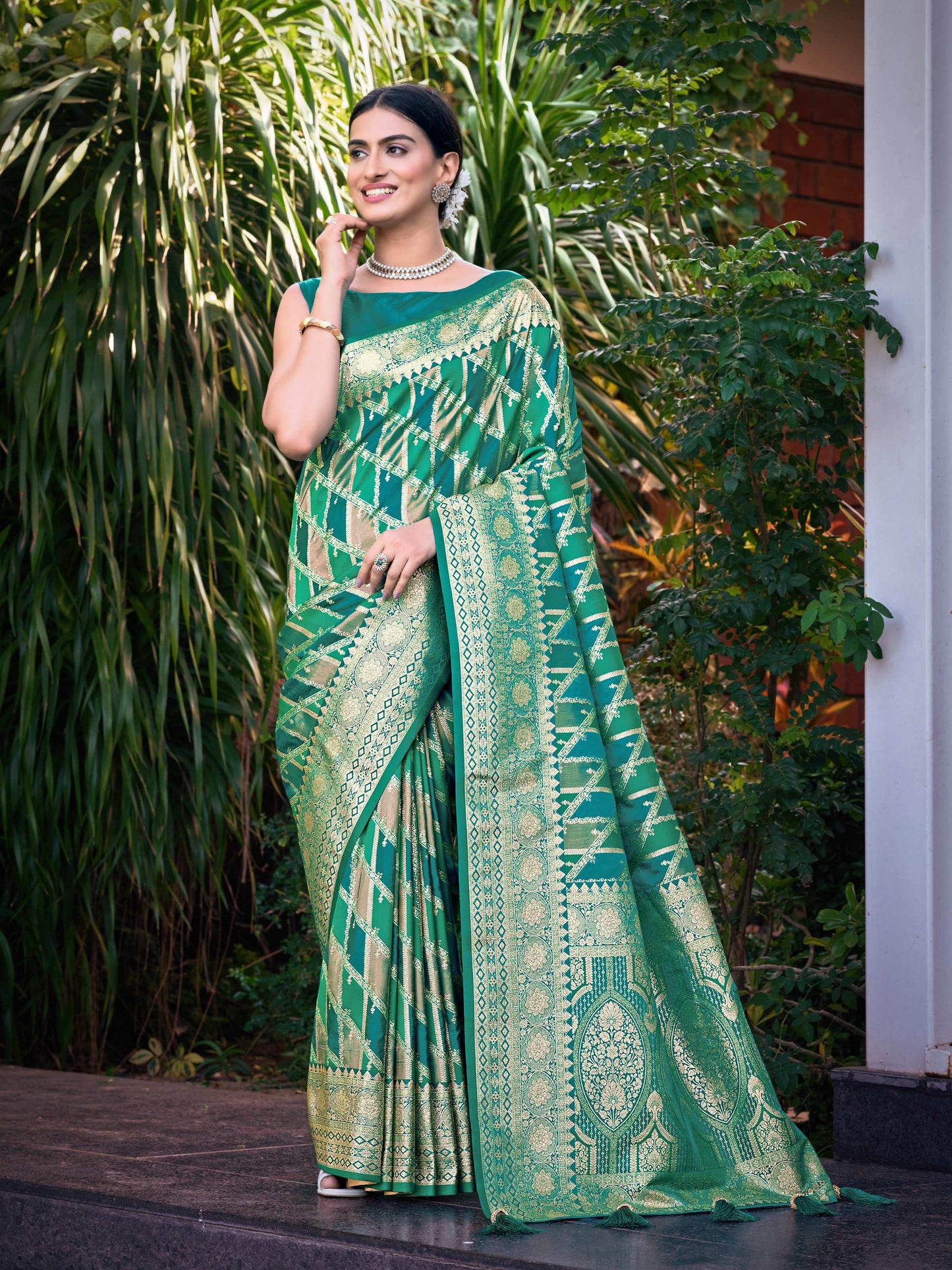 MANOHARI Banarasi Silk Blend Jacquard Work Saree - Green - Dista