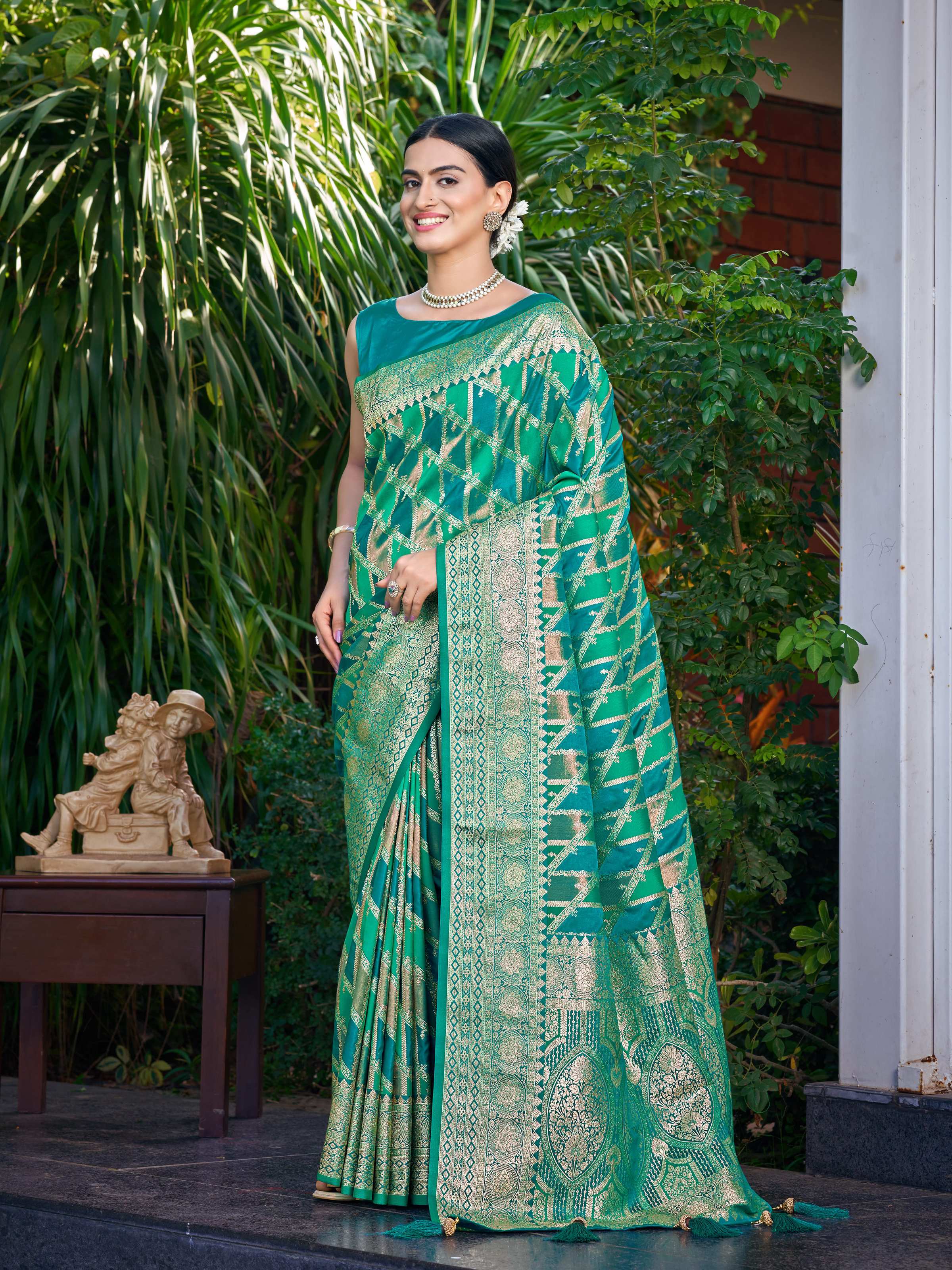 MANOHARI Banarasi Silk Blend Jacquard Work Saree - Green - Dista