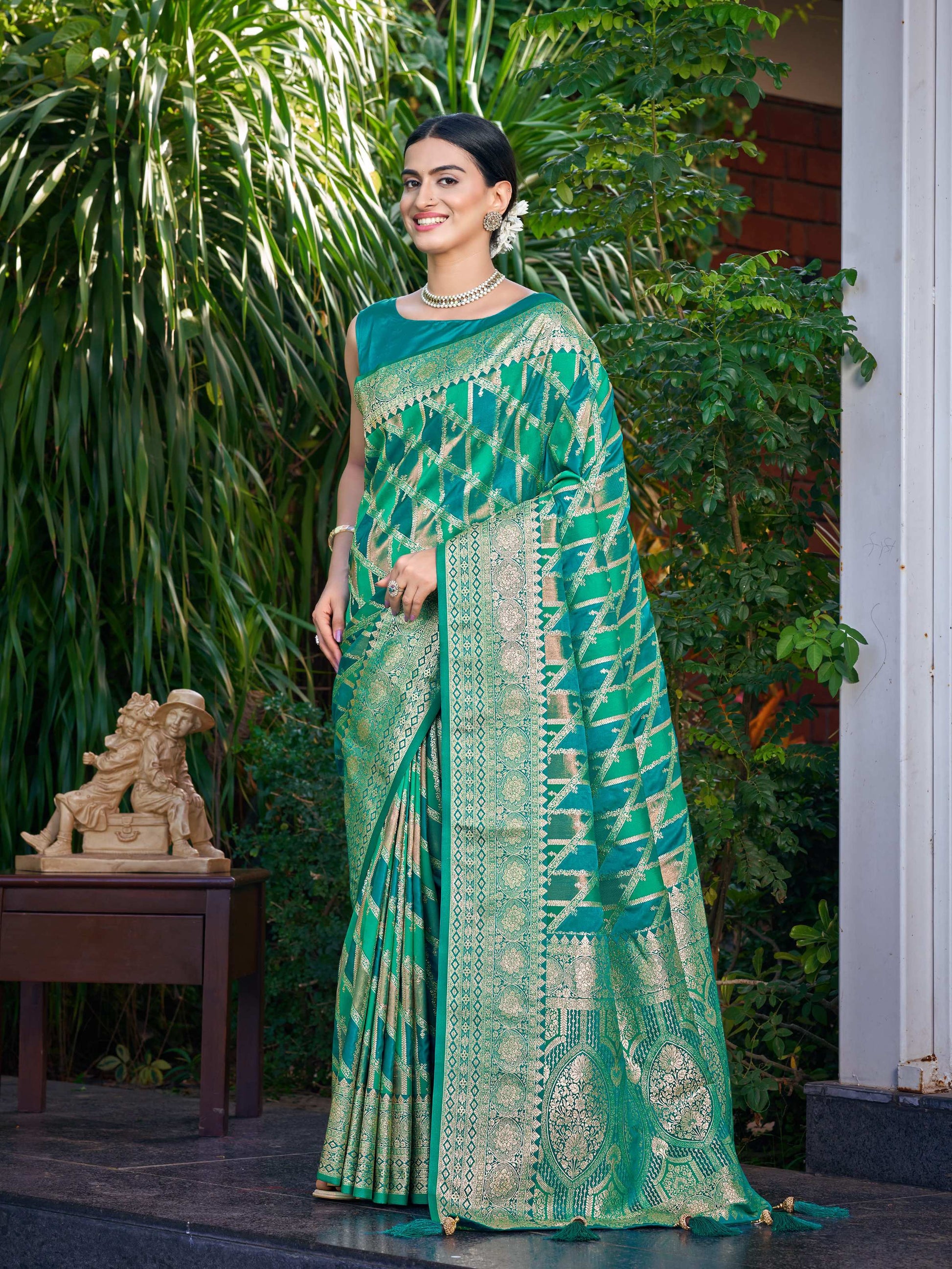 MANOHARI Banarasi Silk Blend Jacquard Work Saree - Green - Dista