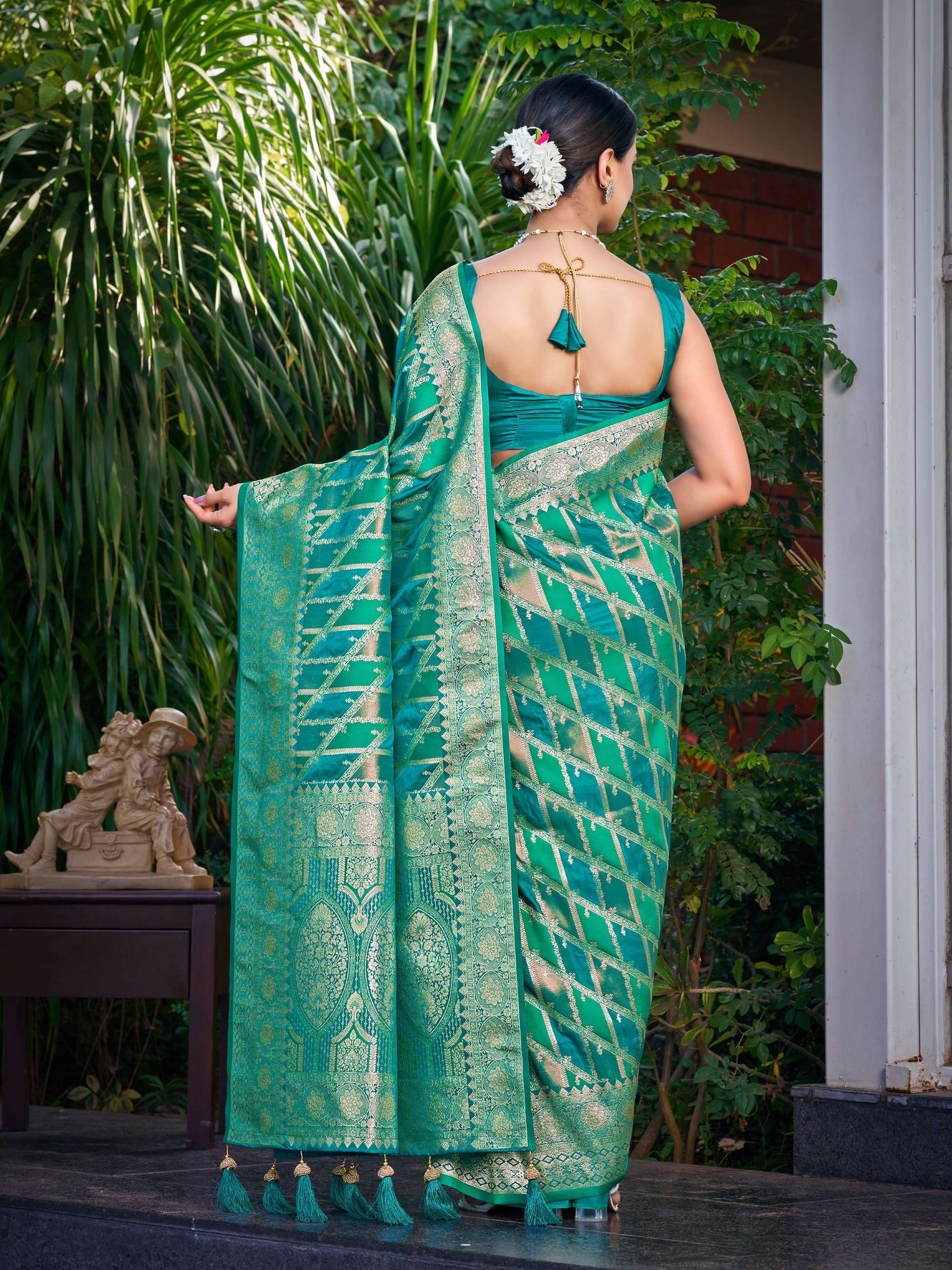 MANOHARI Banarasi Silk Blend Jacquard Work Saree - Green - Dista