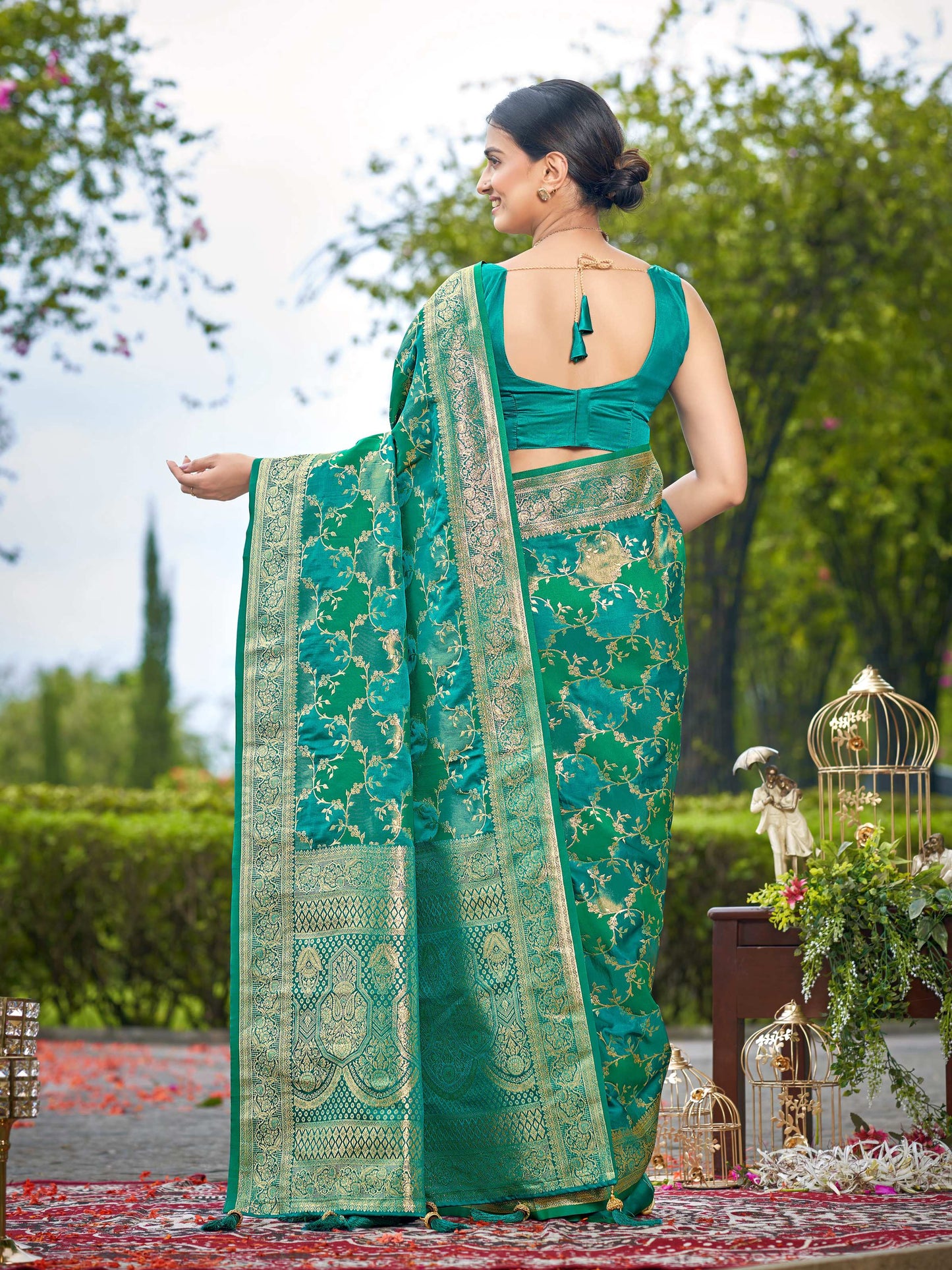 MANOHARI Banarasi Silk Blend Jacquard Work Saree - Green - Dista