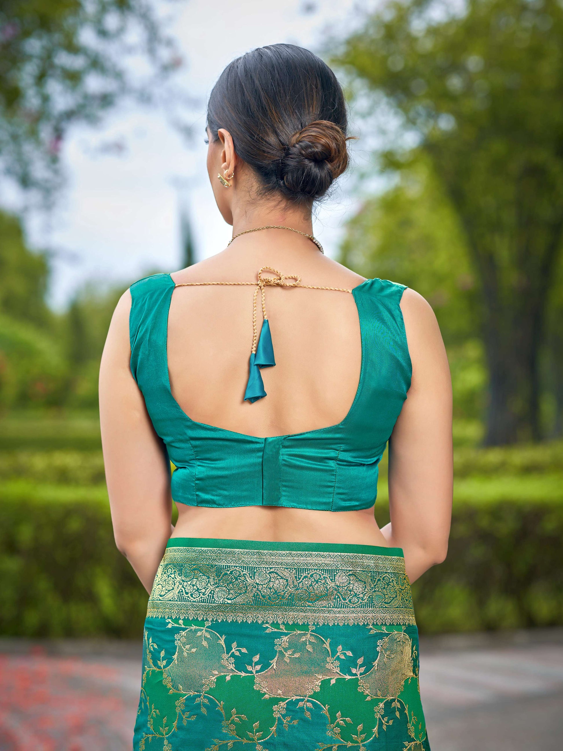 MANOHARI Banarasi Silk Blend Jacquard Work Saree - Green - Dista