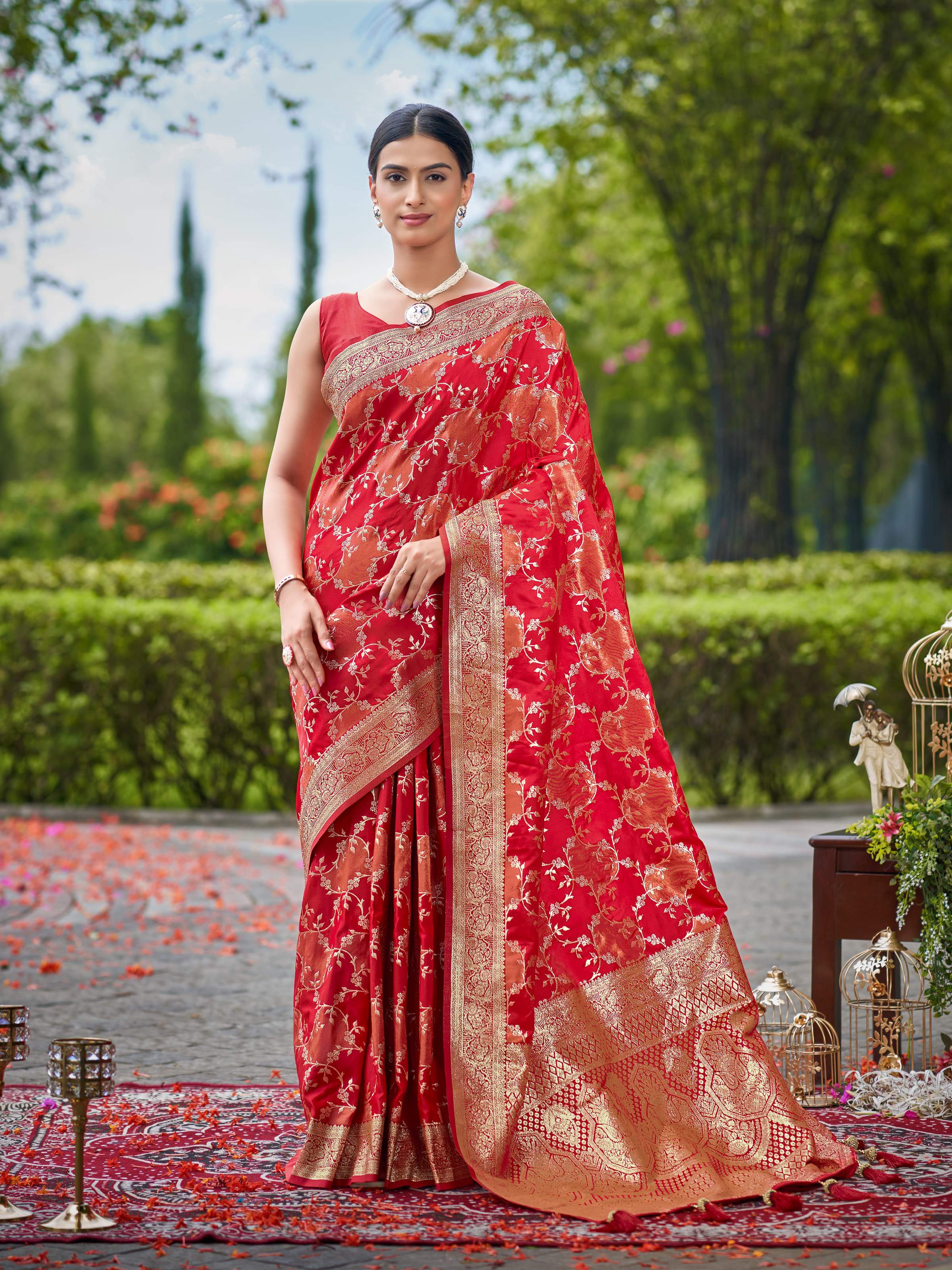 MANOHARI Banarasi Silk Blend Jacquard Work Saree - Red - Dista