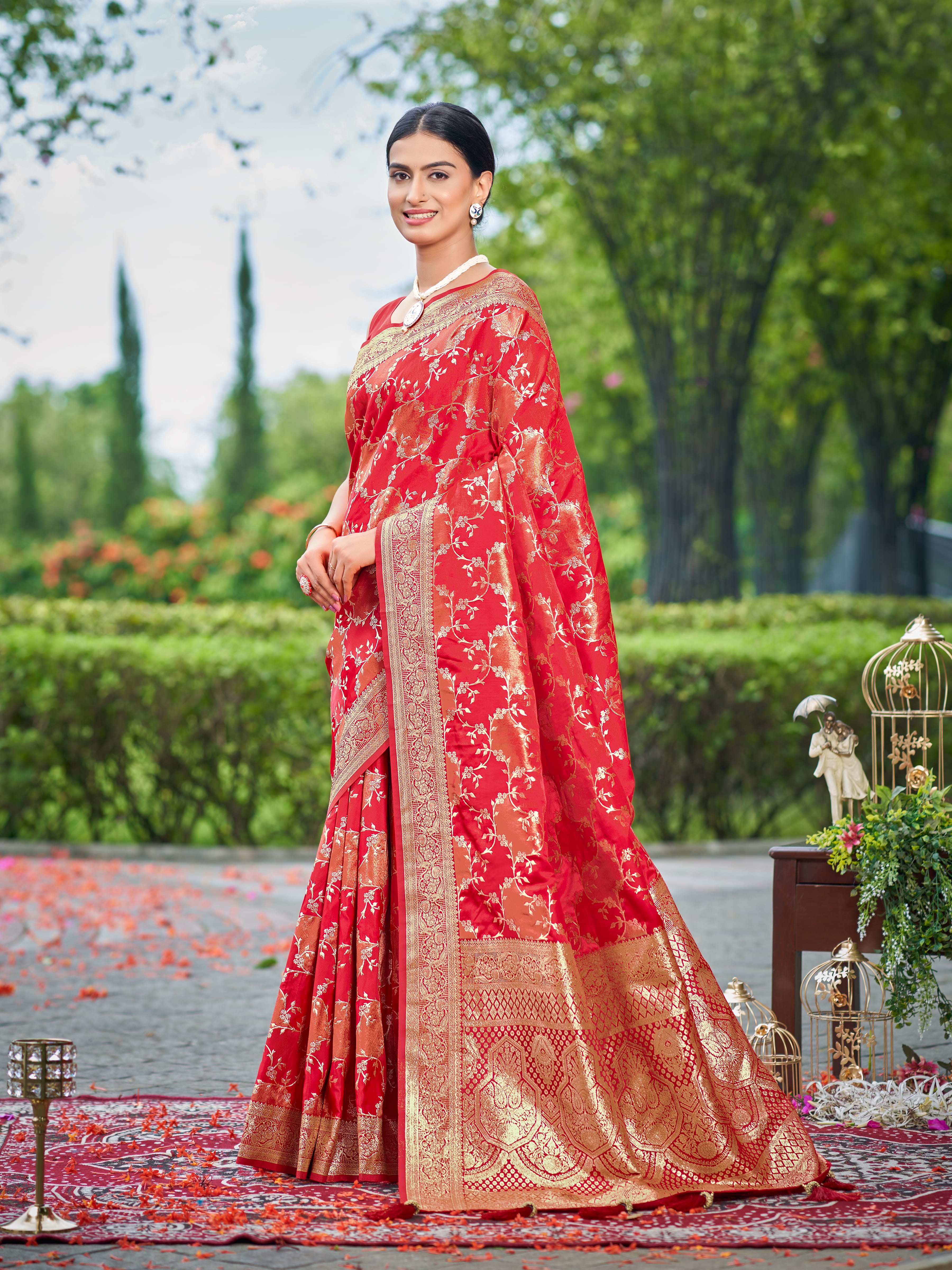 MANOHARI Banarasi Silk Blend Jacquard Work Saree - Red - Dista