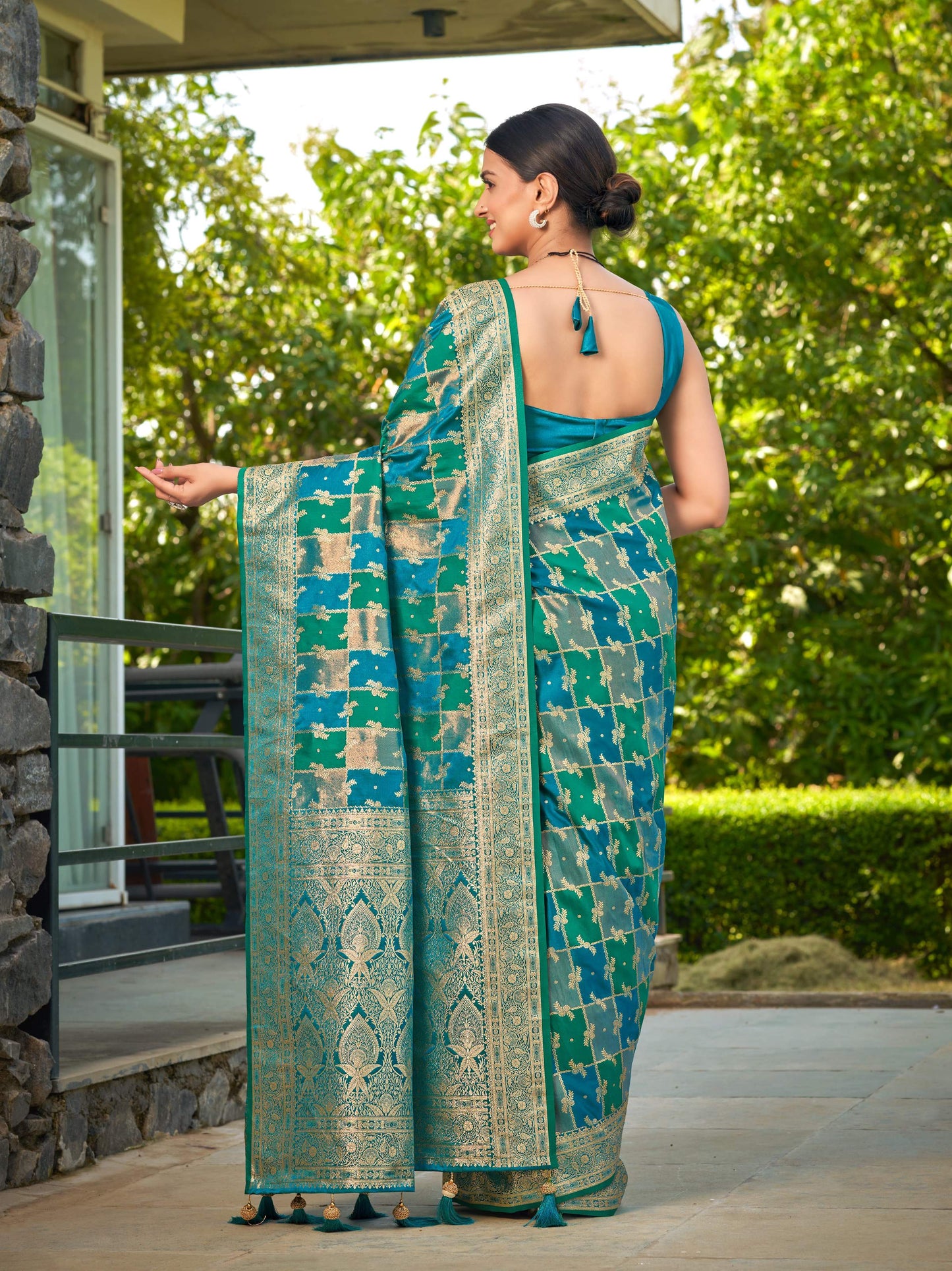 MANOHARI Banarasi Silk Blend Jacquard Work Saree - Turquoise - Dista
