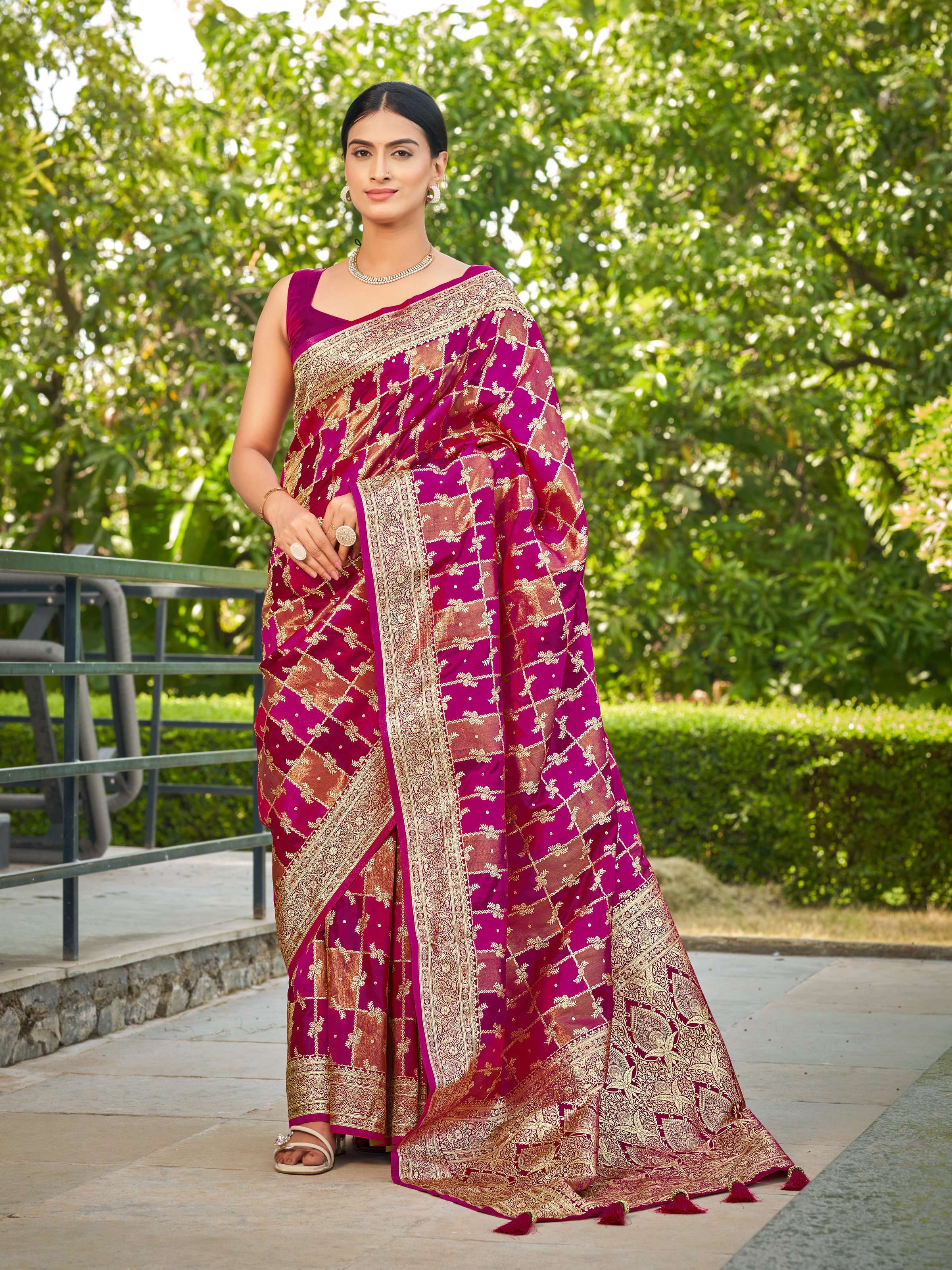 MANOHARI Banarasi Silk Blend Jacquard Work Saree - Pink - Dista