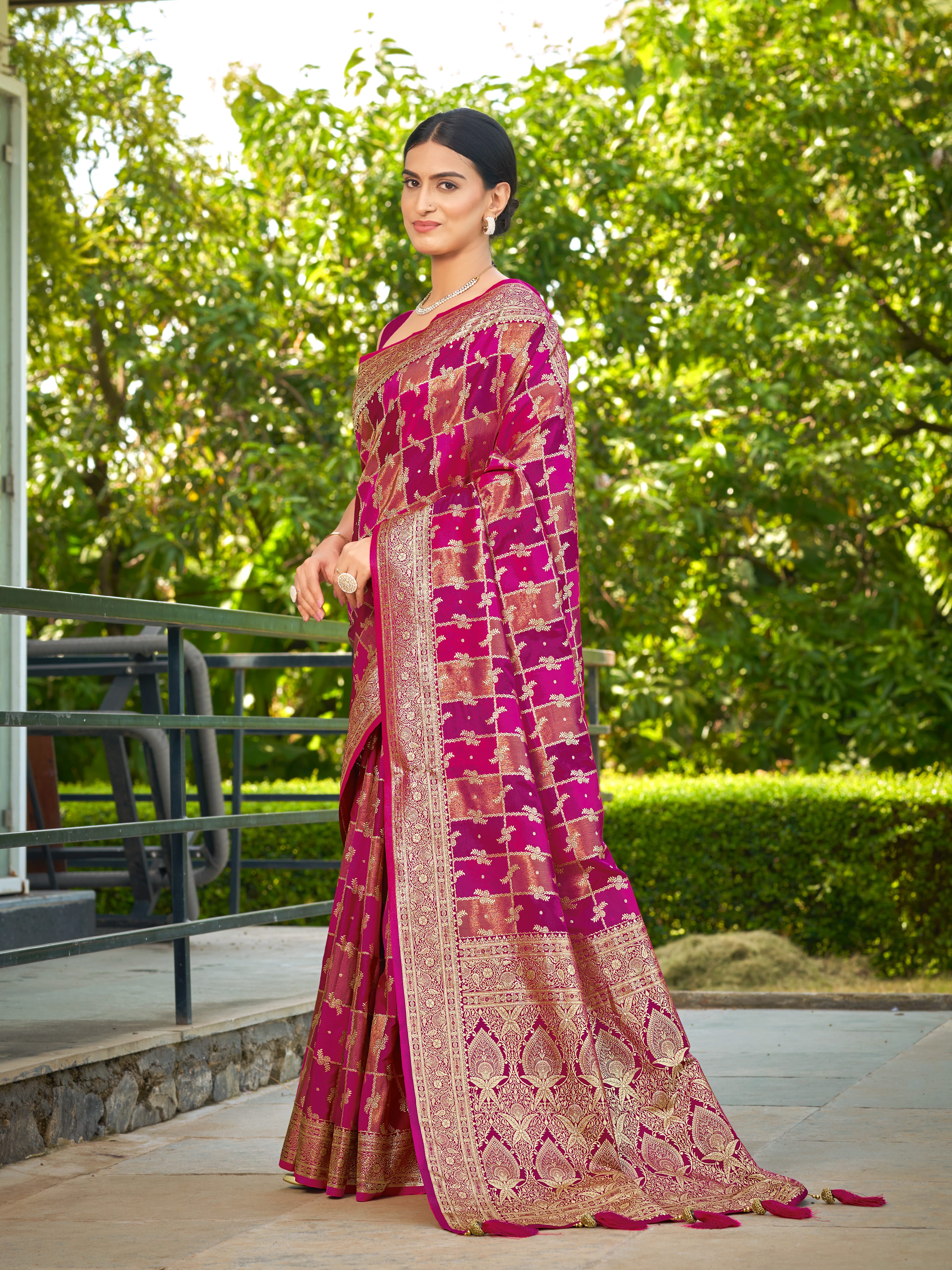 MANOHARI Banarasi Silk Blend Jacquard Work Saree - Pink - Dista
