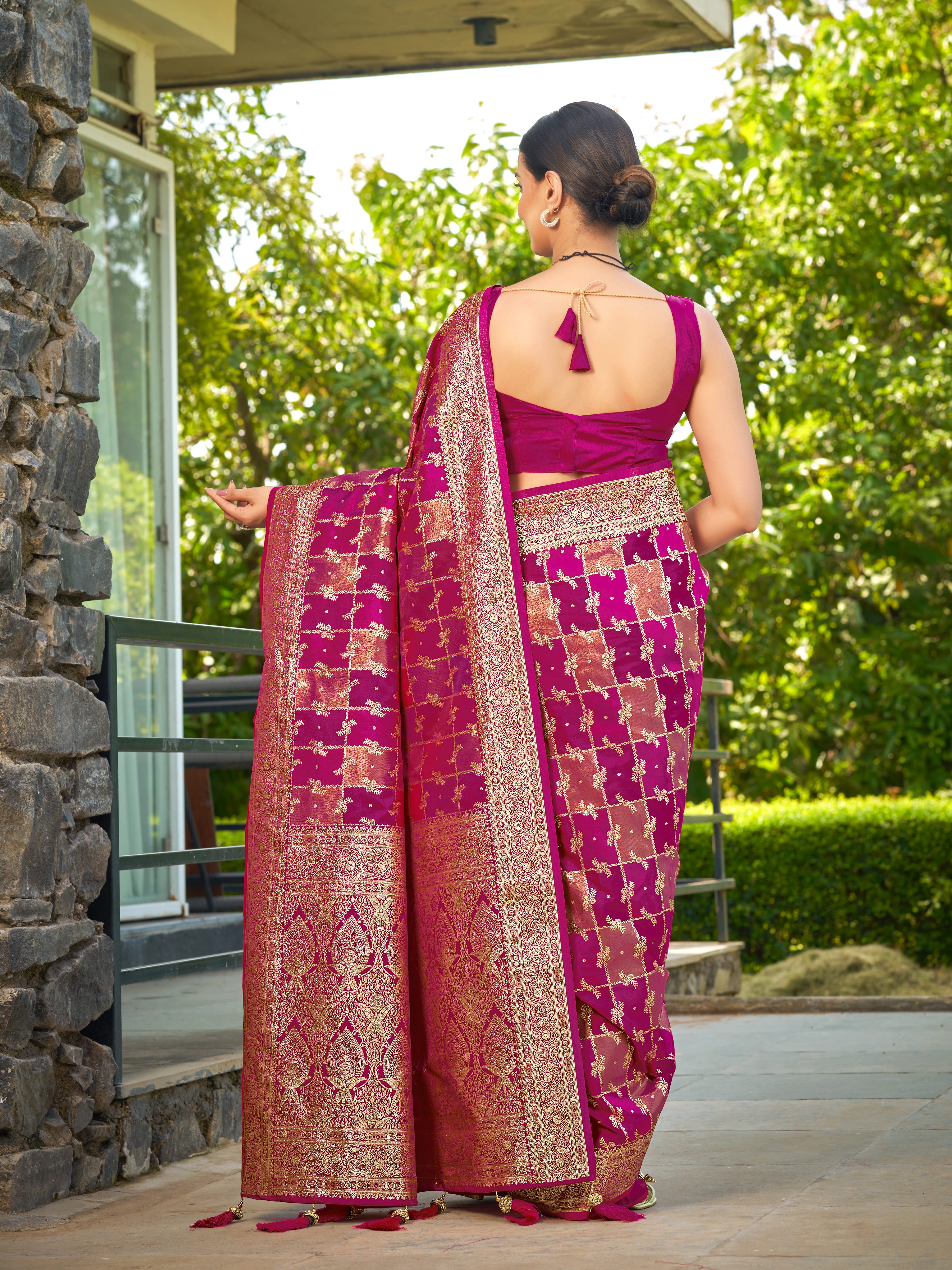 MANOHARI Banarasi Silk Blend Jacquard Work Saree - Pink - Dista