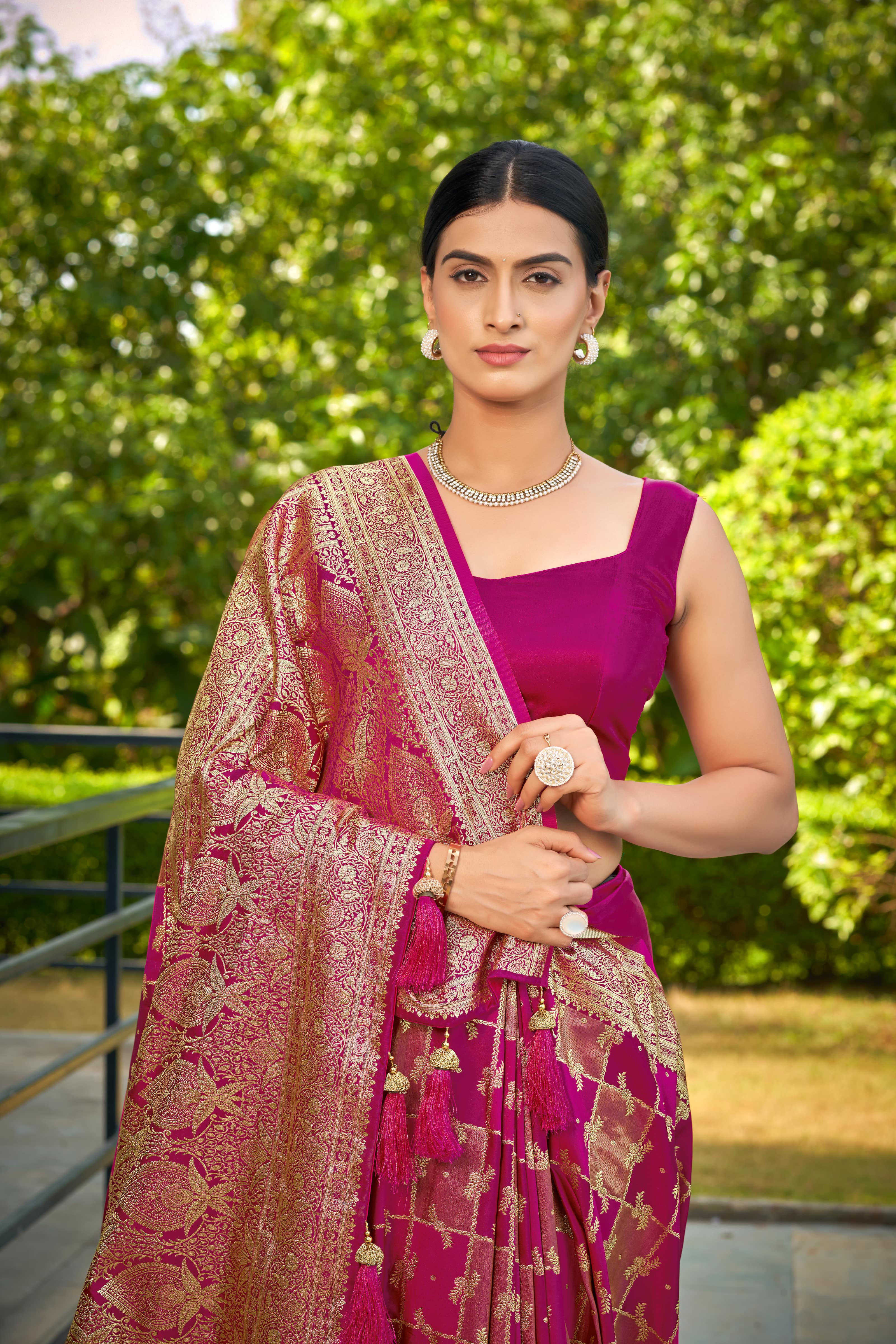 MANOHARI Banarasi Silk Blend Jacquard Work Saree - Pink - Dista
