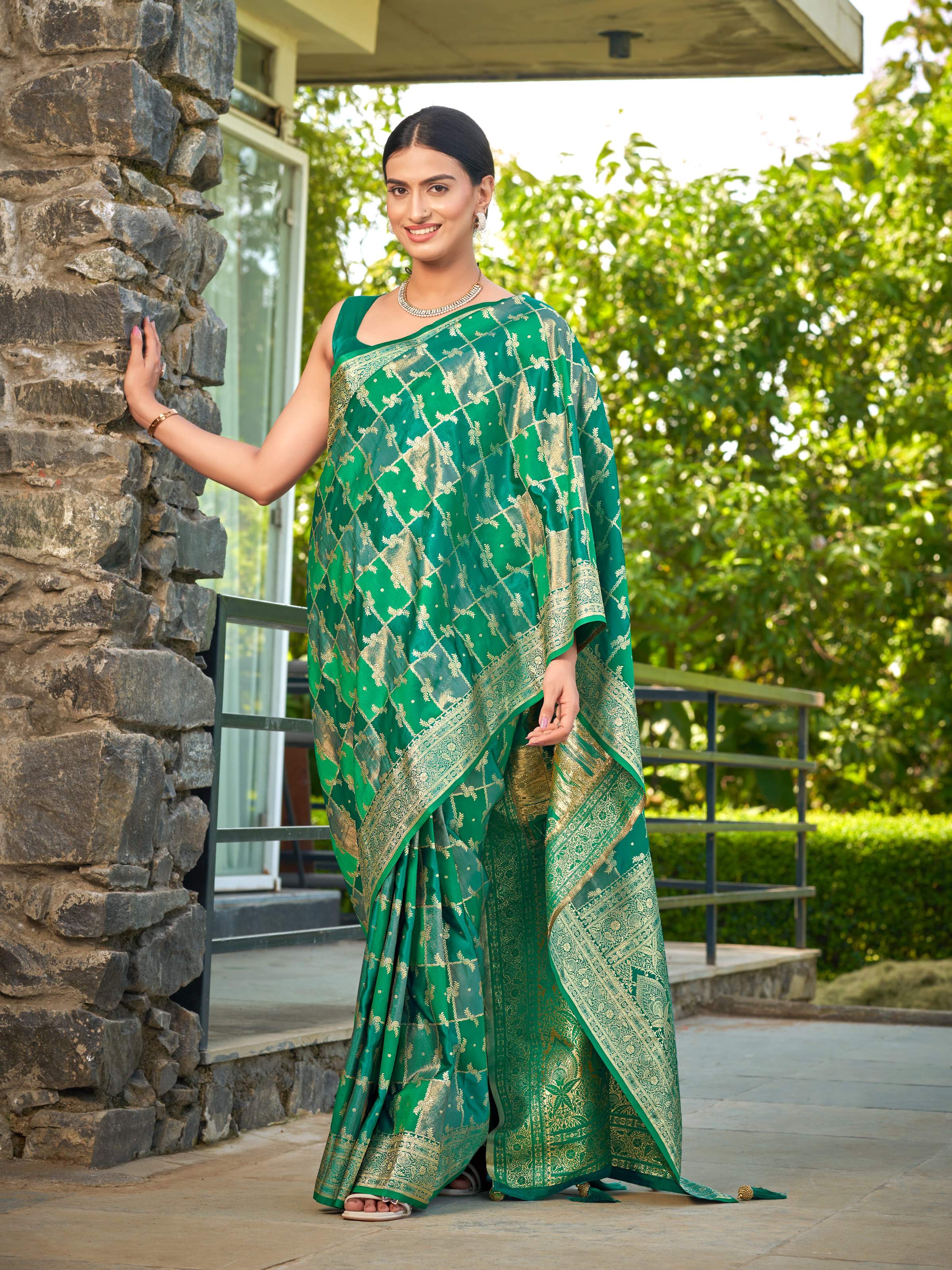 MANOHARI Banarasi Silk Blend Jacquard Work Saree - Green - Dista