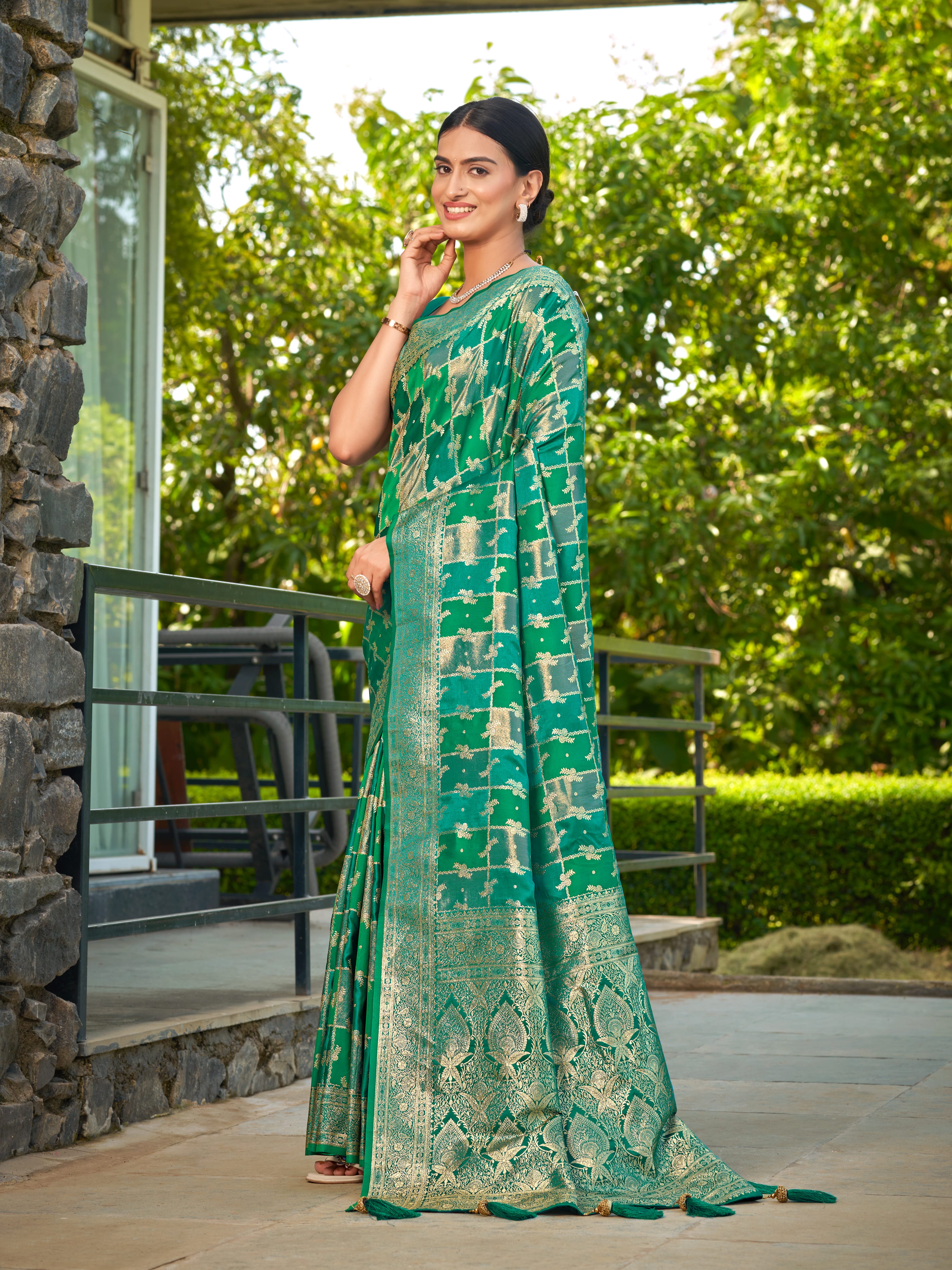 MANOHARI Banarasi Silk Blend Jacquard Work Saree - Green - Dista