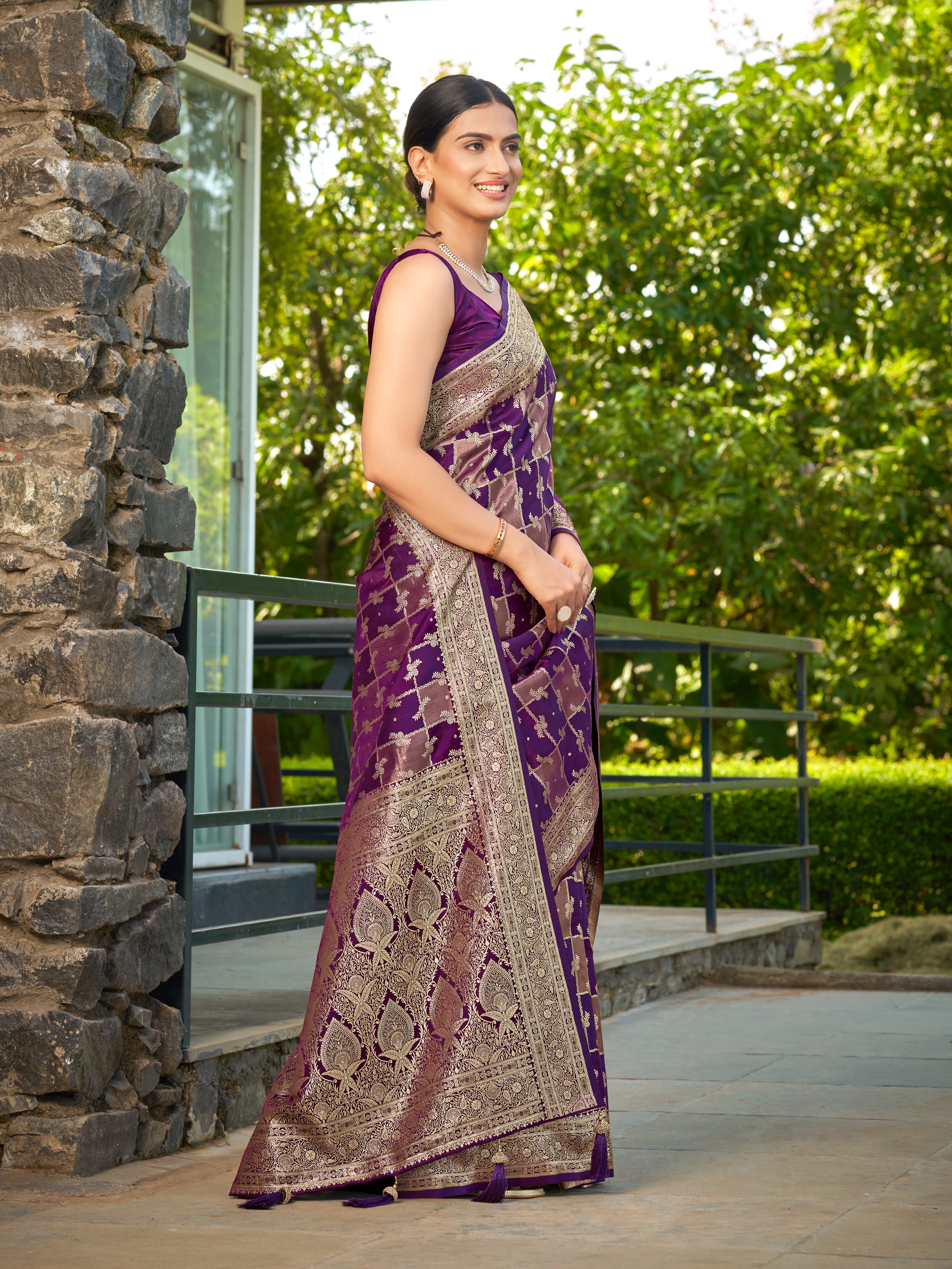 MANOHARI Banarasi Silk Blend Jacquard Work Saree - Purple - Dista