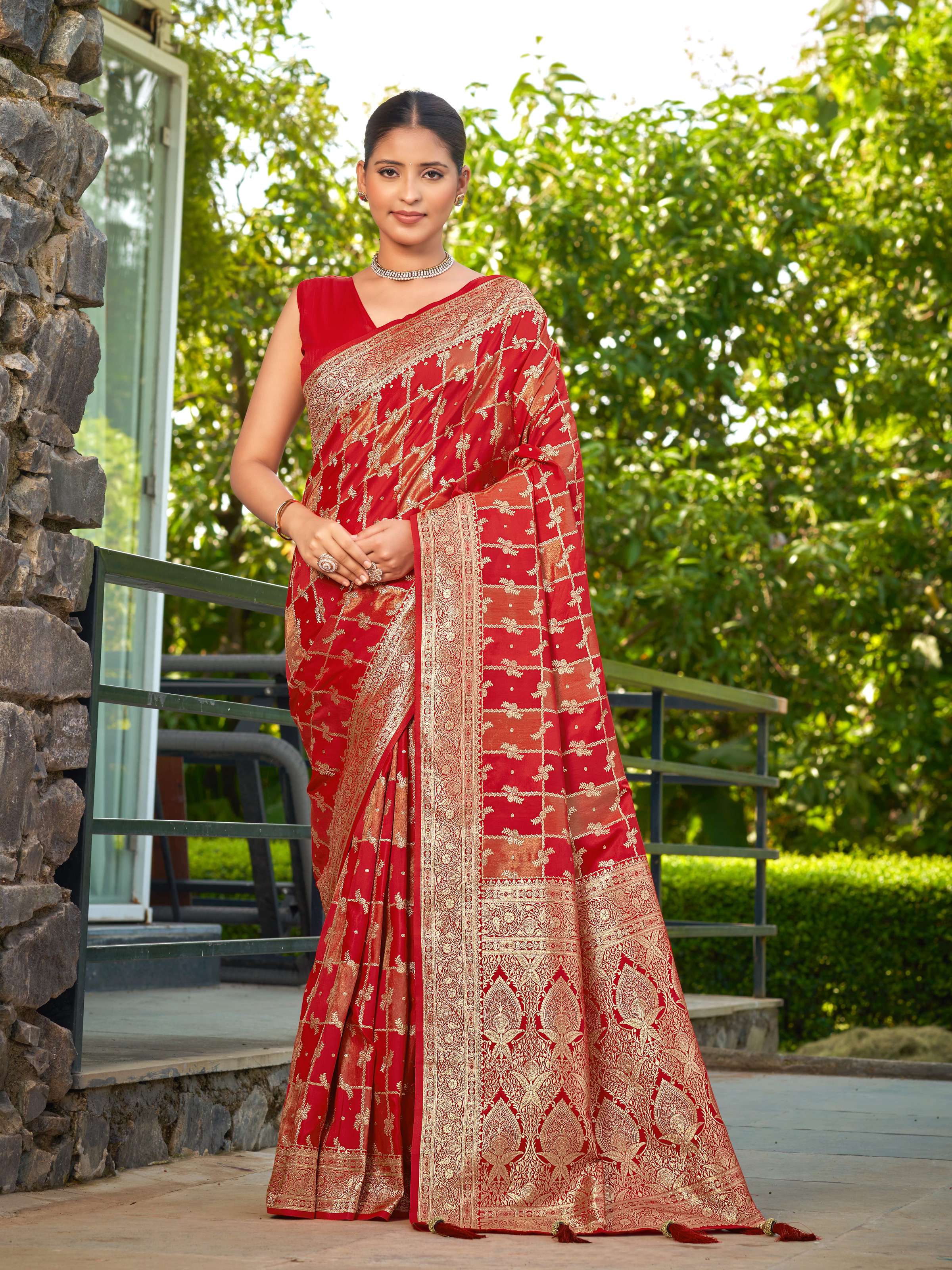 MANOHARI Banarasi Silk Blend Jacquard Work Saree - Red - Dista