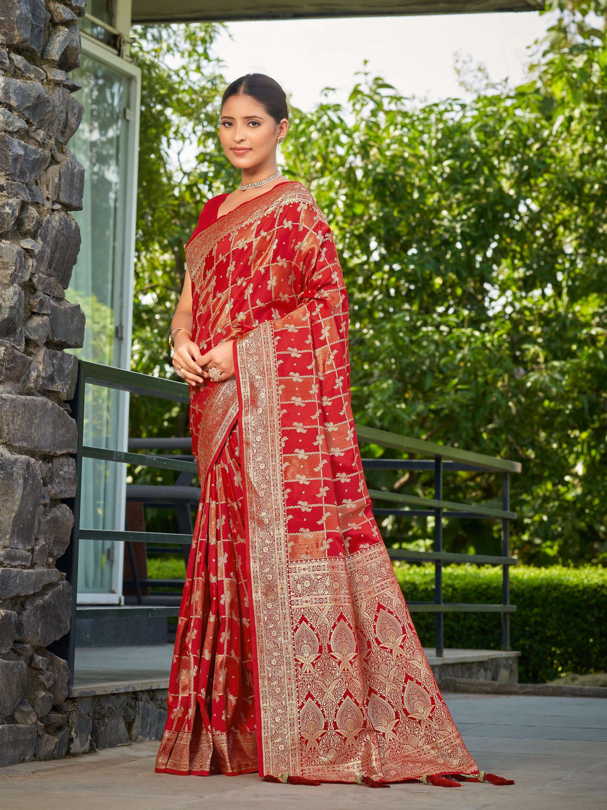 MANOHARI Banarasi Silk Blend Jacquard Work Saree - Red - Dista