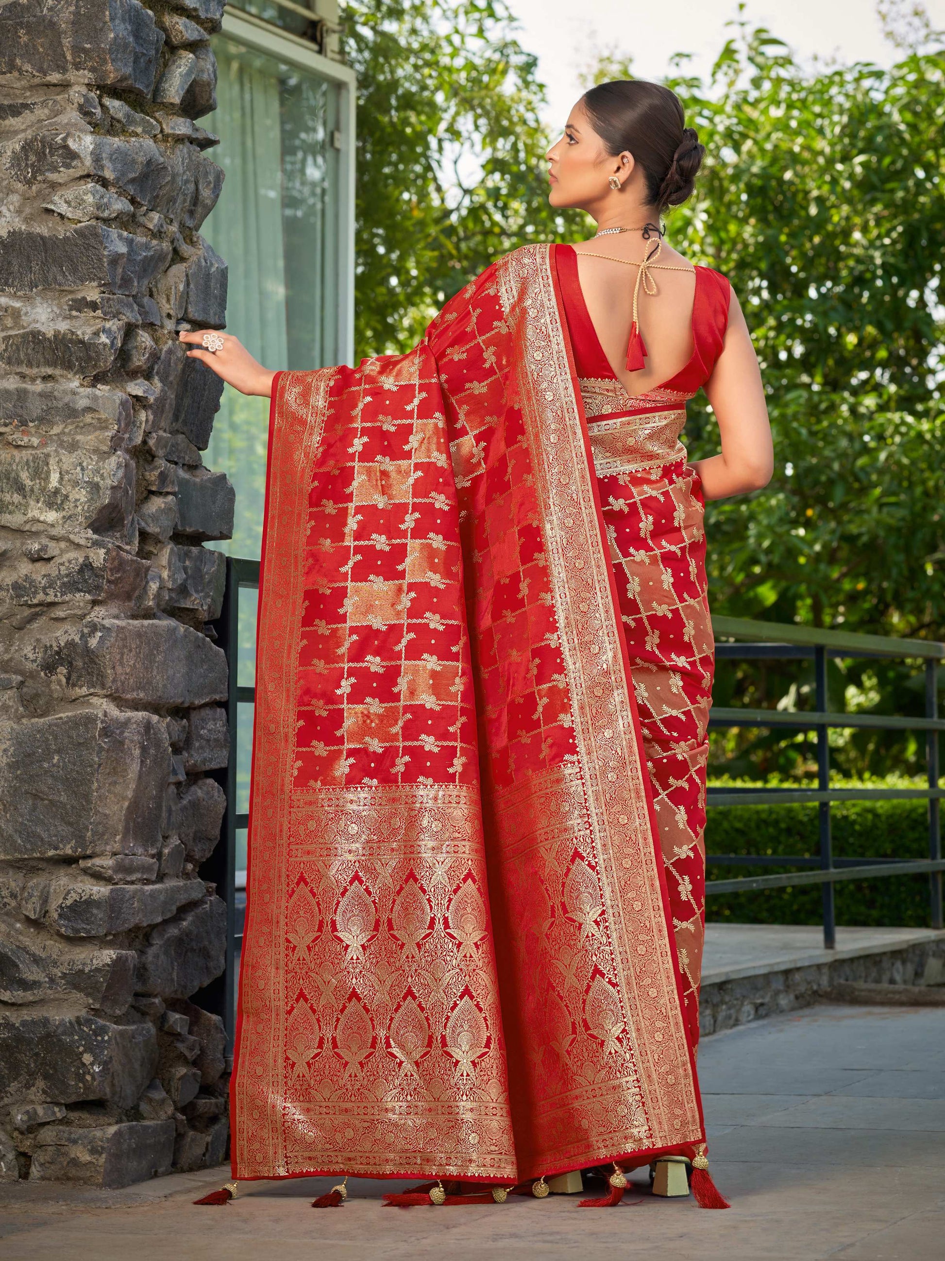 MANOHARI Banarasi Silk Blend Jacquard Work Saree - Red - Dista