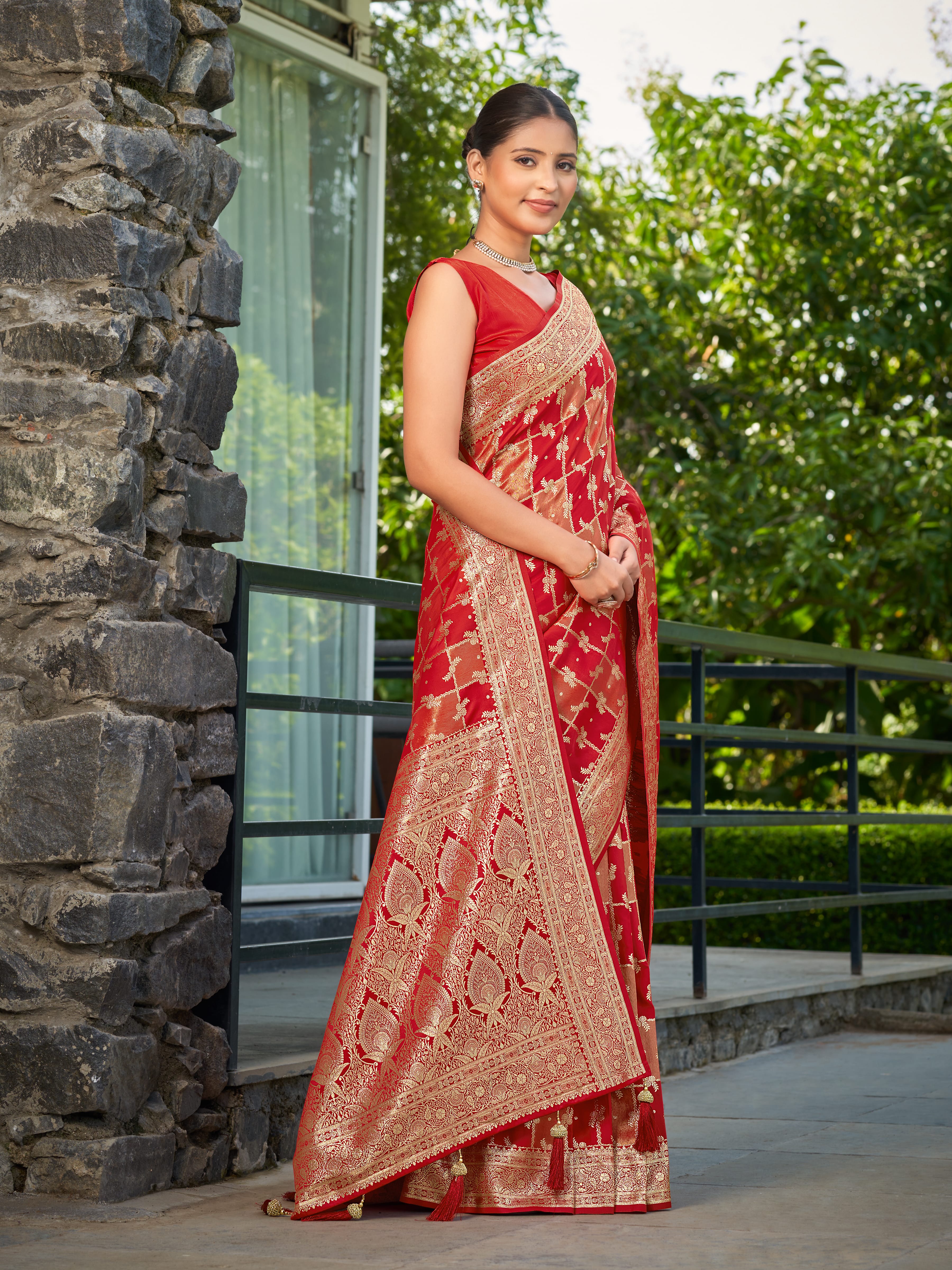 MANOHARI Banarasi Silk Blend Jacquard Work Saree - Red - Dista
