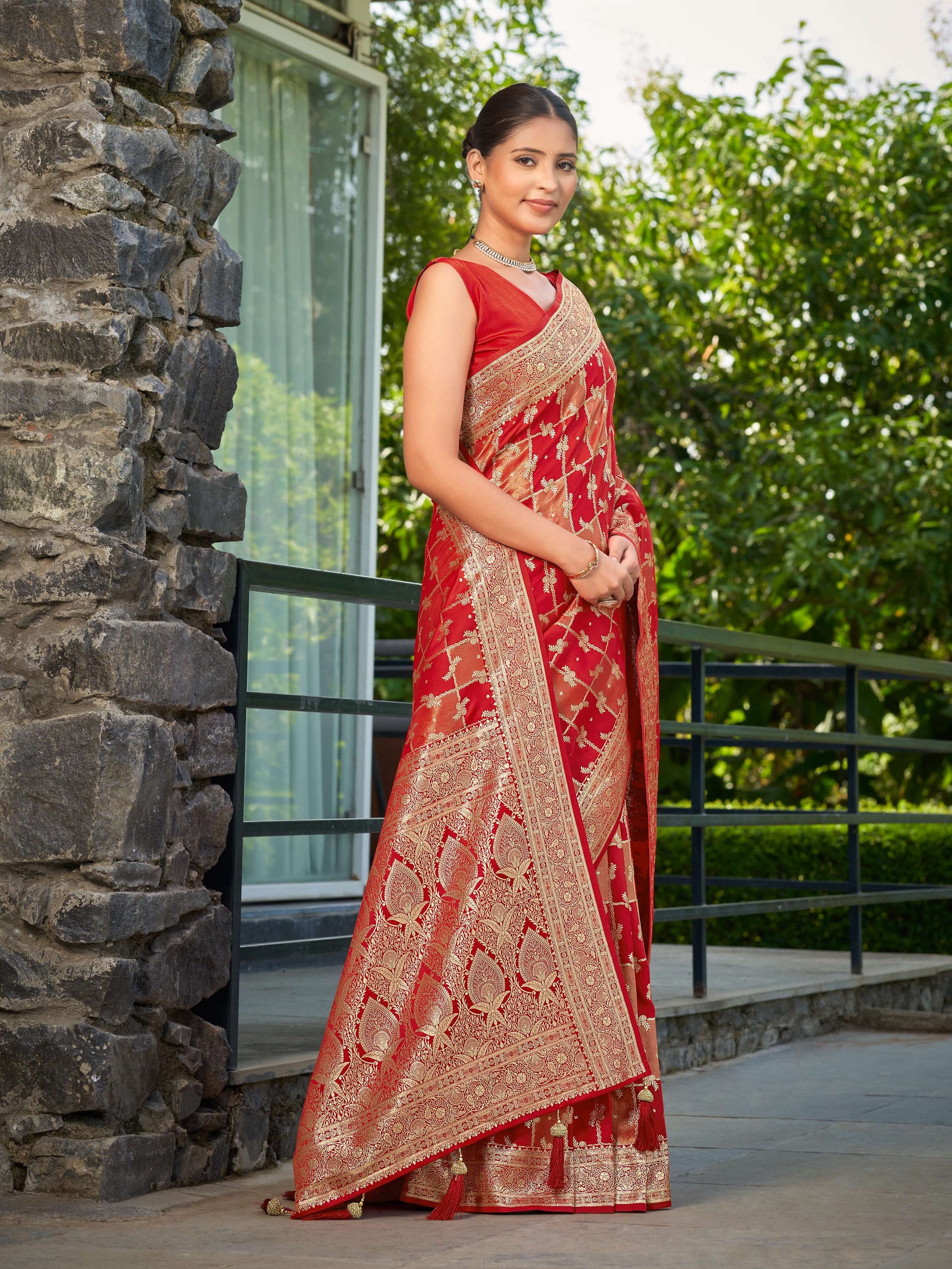 MANOHARI Banarasi Silk Blend Jacquard Work Saree - Red - Dista
