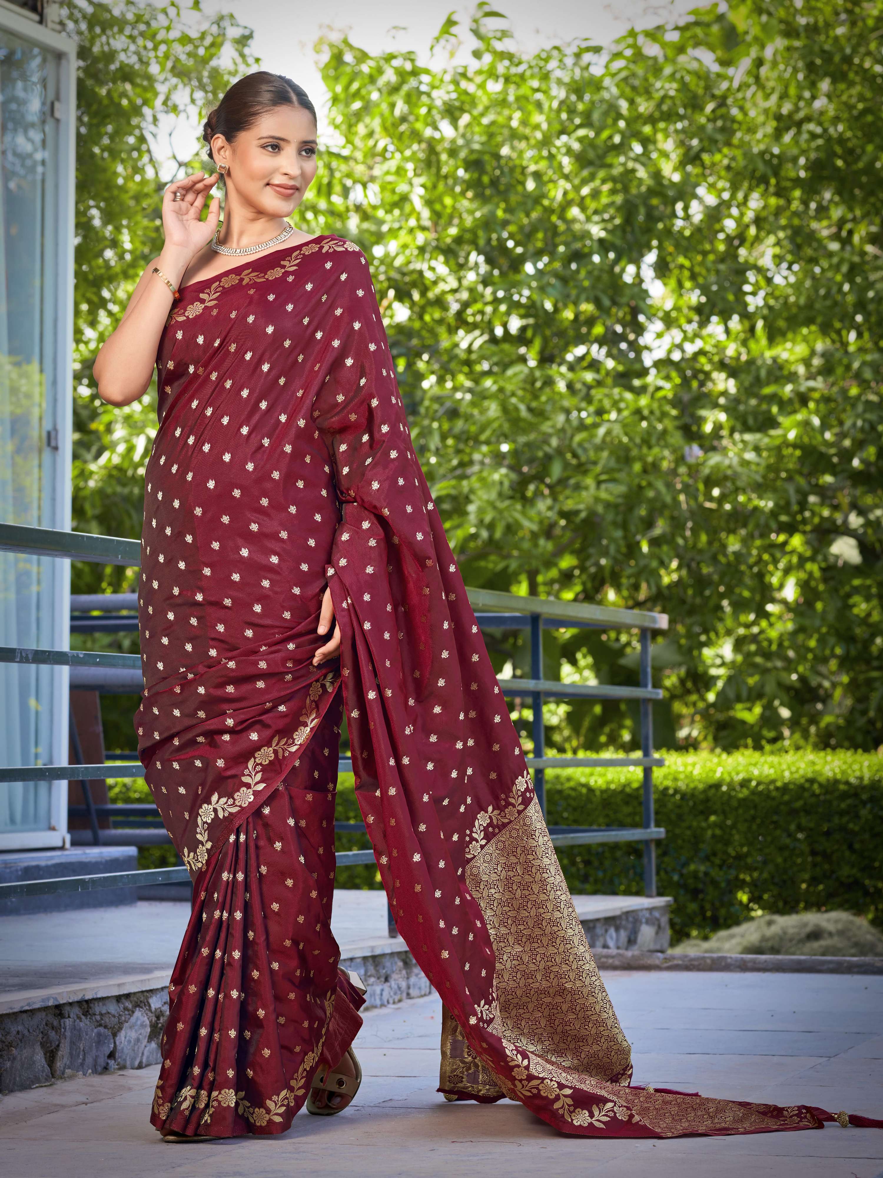 MANOHARI Banarasi Silk Blend Jacquard Work Saree - Red - Dista
