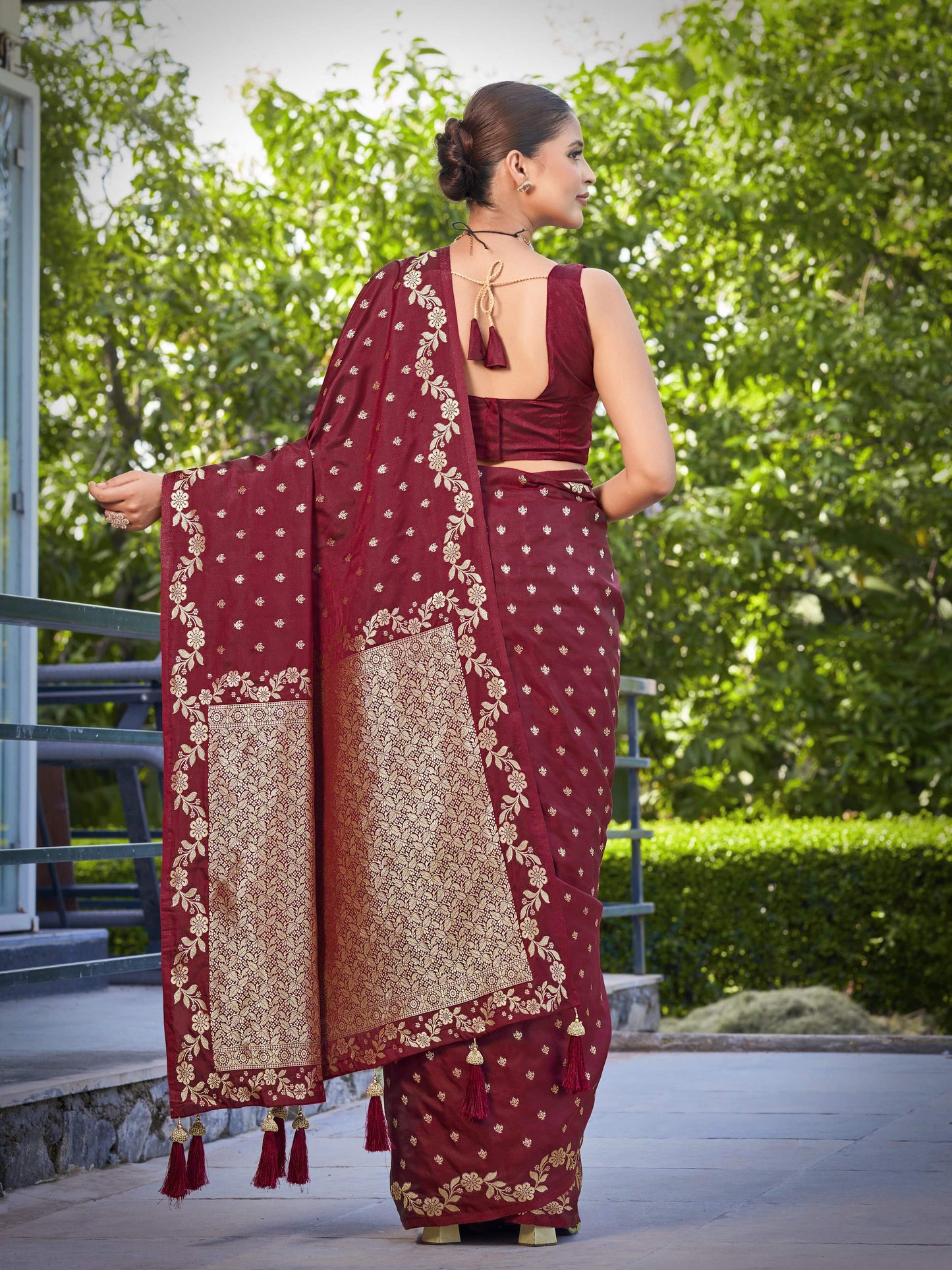 MANOHARI Banarasi Silk Blend Jacquard Work Saree - Red - Dista