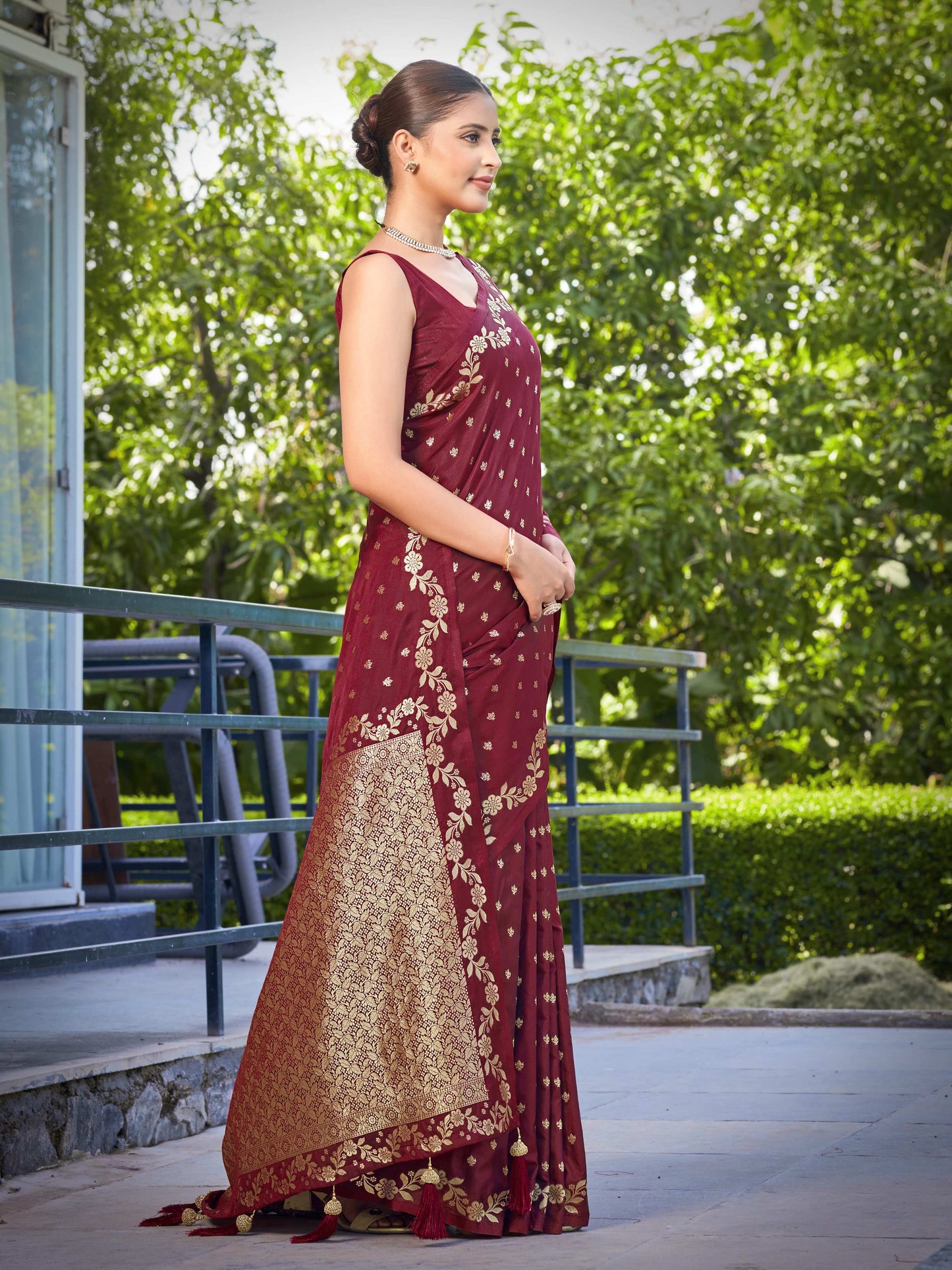 MANOHARI Banarasi Silk Blend Jacquard Work Saree - Red - Dista