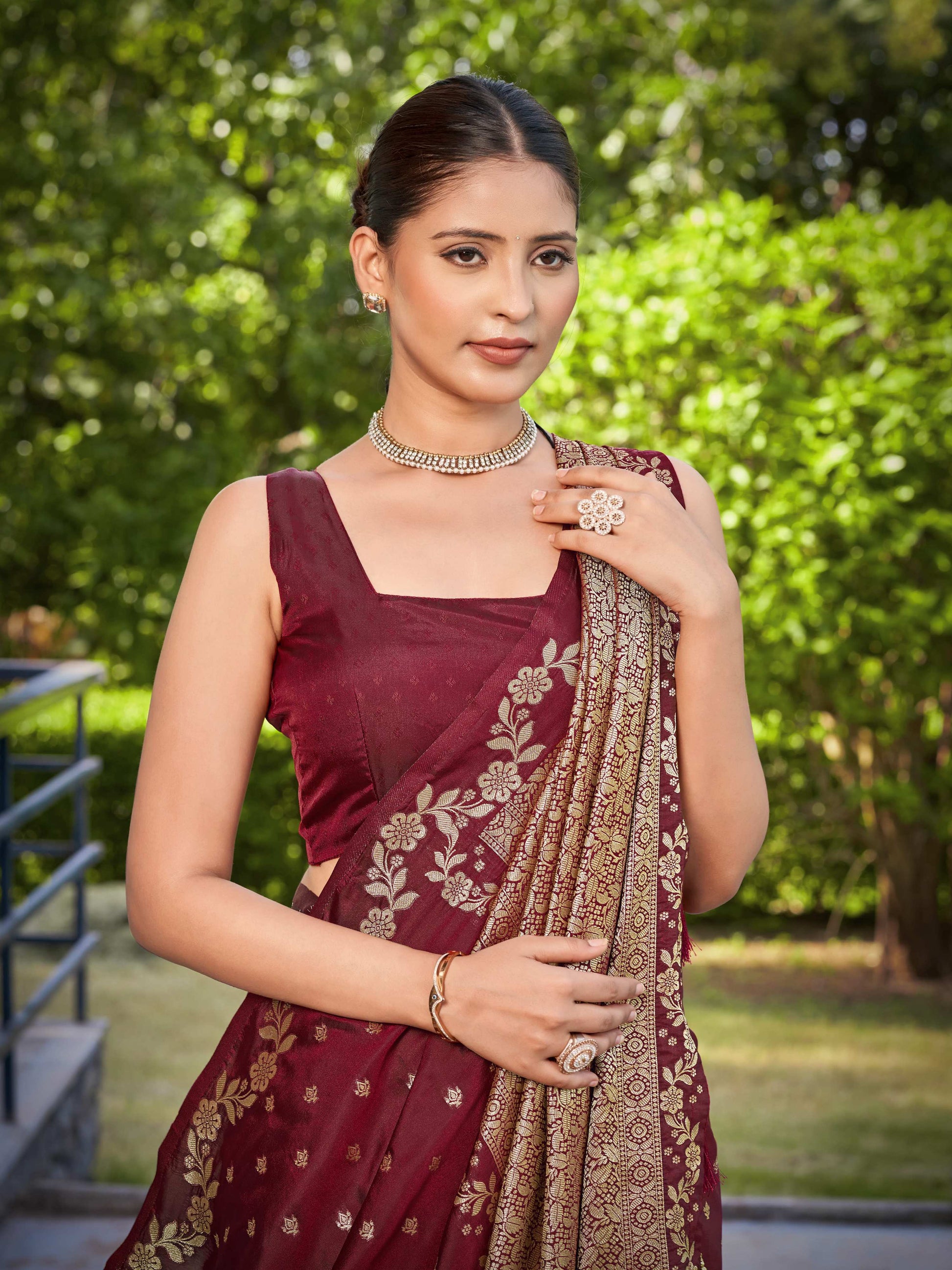 MANOHARI Banarasi Silk Blend Jacquard Work Saree - Red - Dista