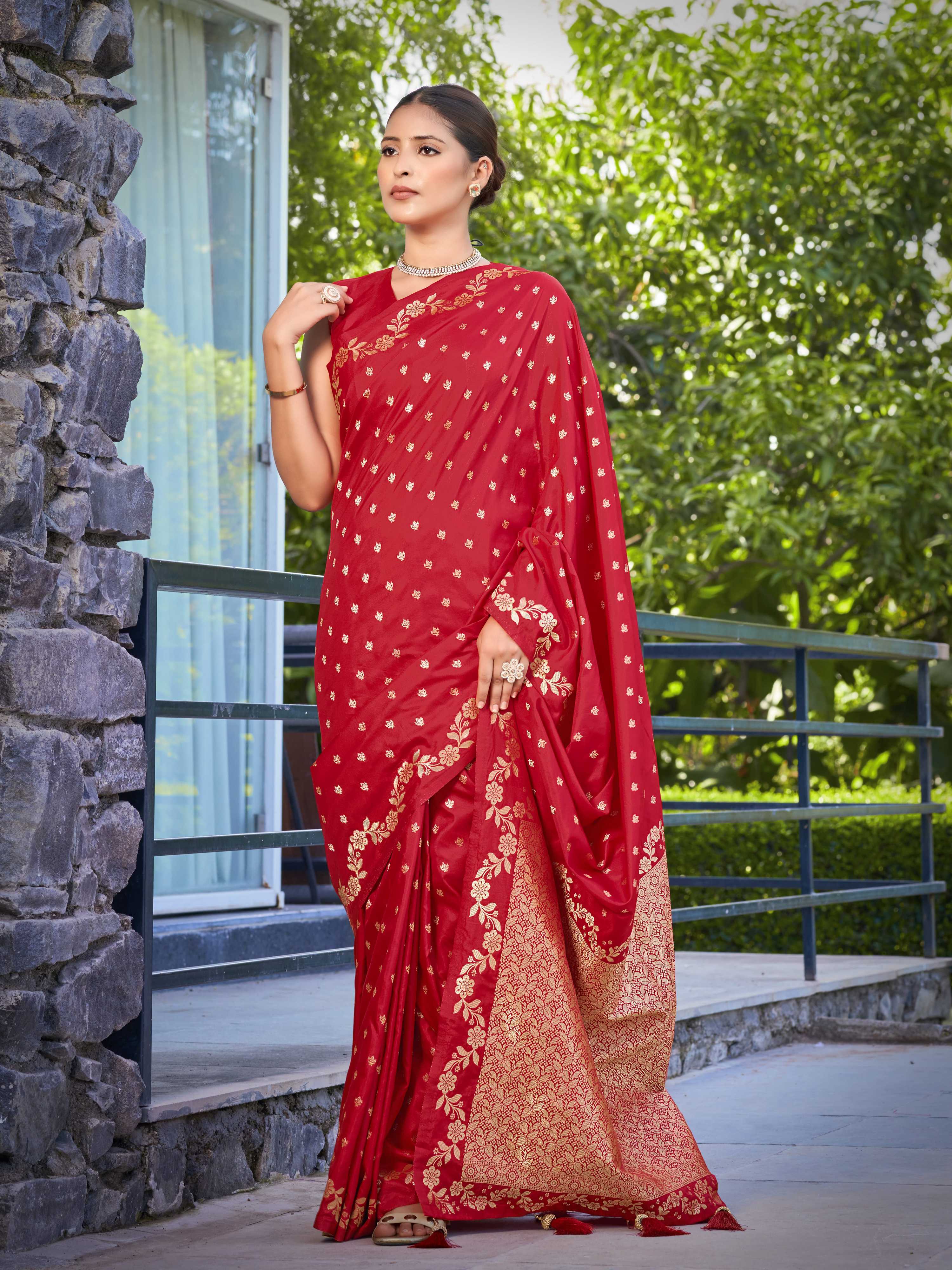 MANOHARI Banarasi Silk Blend Jacquard Work Saree - Red - Dista