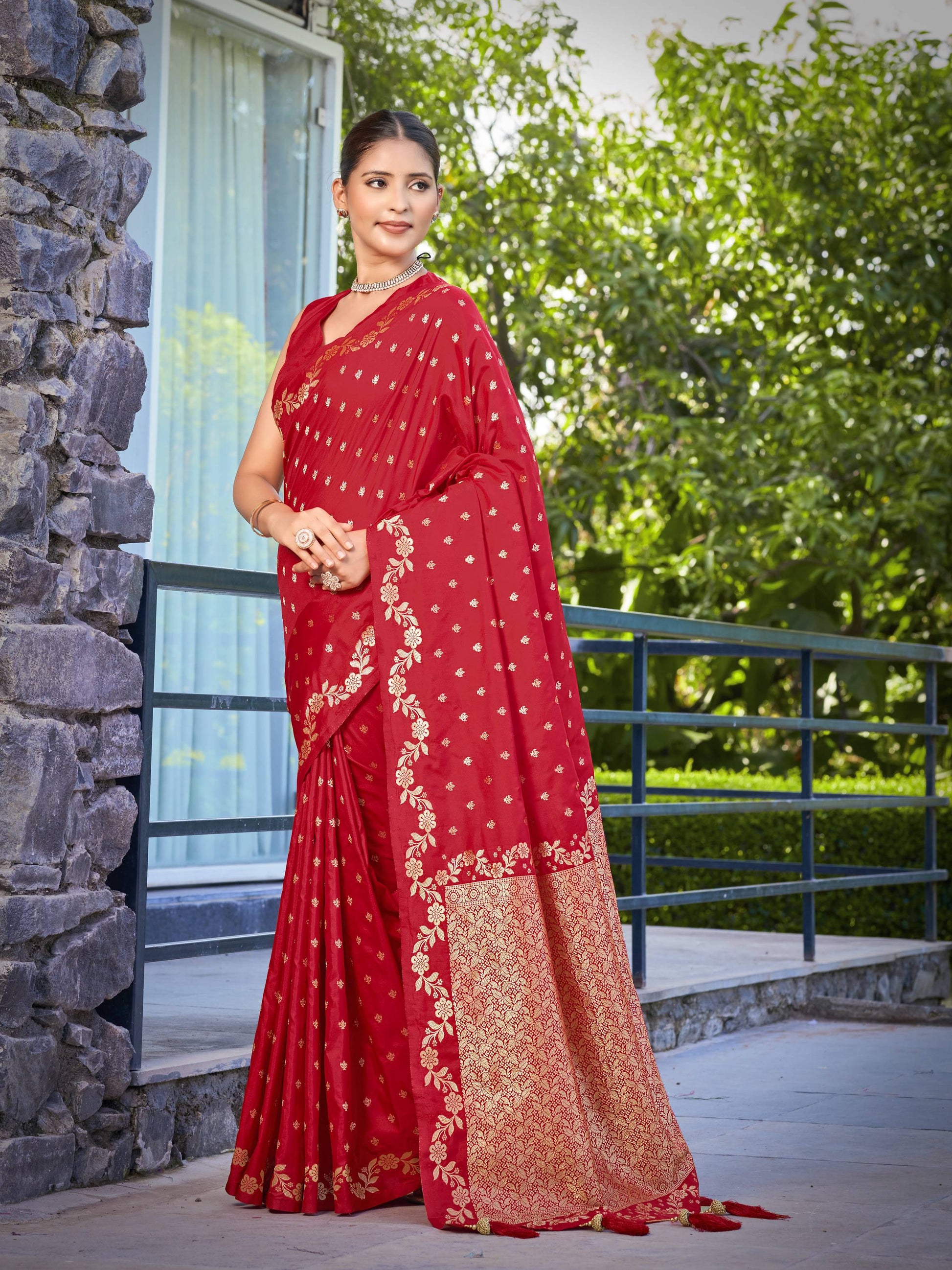 MANOHARI Banarasi Silk Blend Jacquard Work Saree - Red - Dista