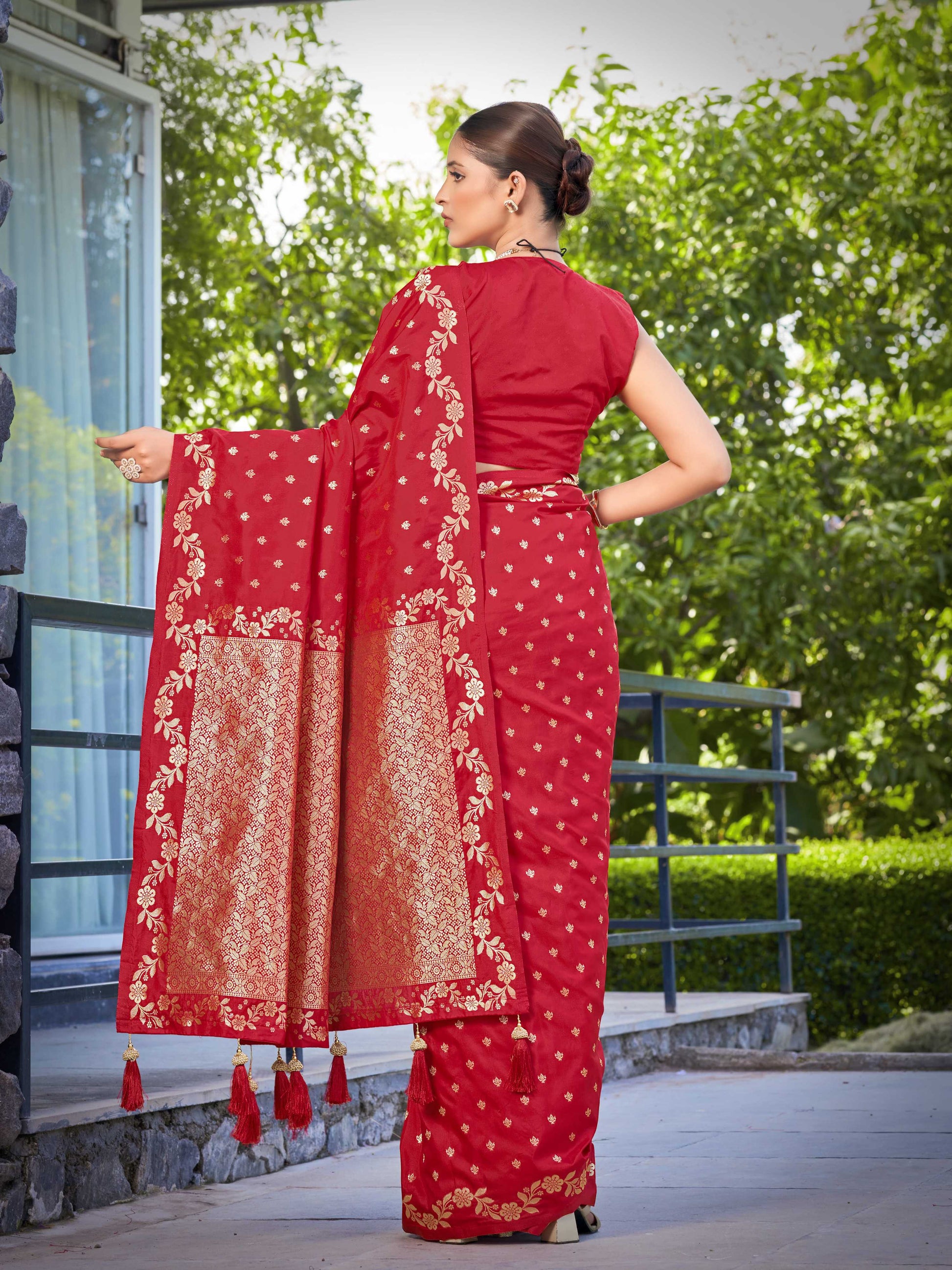MANOHARI Banarasi Silk Blend Jacquard Work Saree - Red - Dista