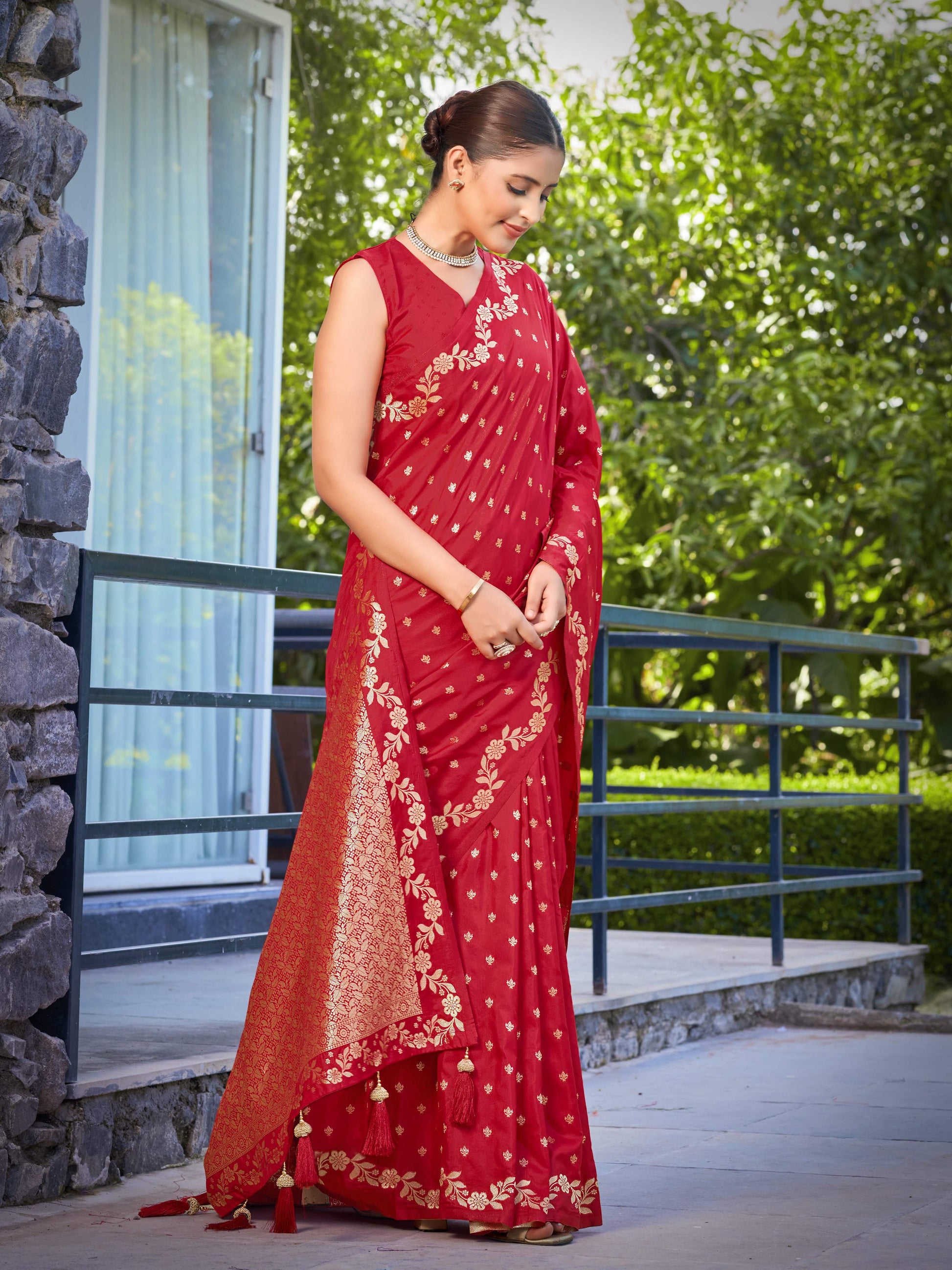 MANOHARI Banarasi Silk Blend Jacquard Work Saree - Red - Dista