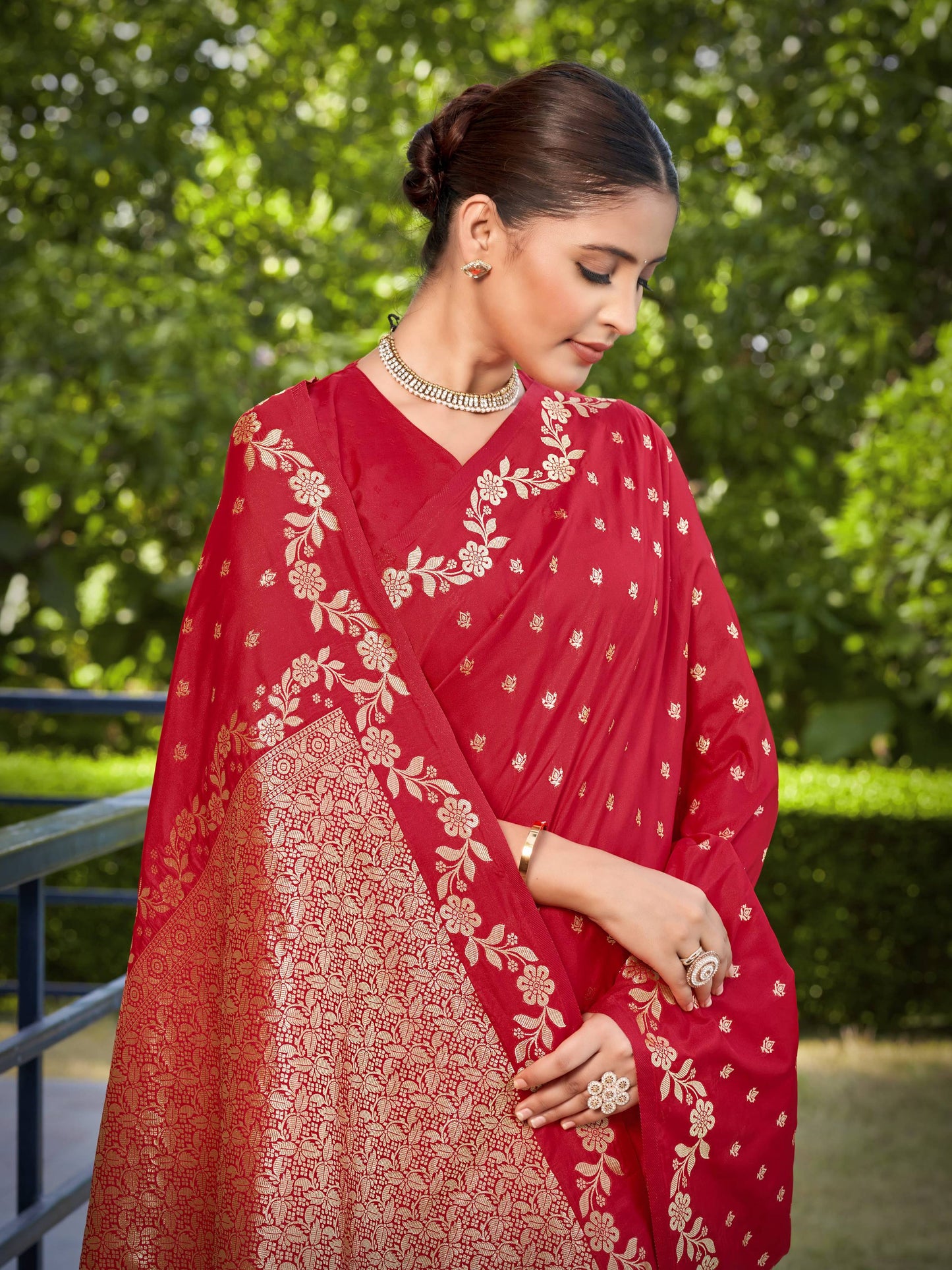MANOHARI Banarasi Silk Blend Jacquard Work Saree - Red - Dista