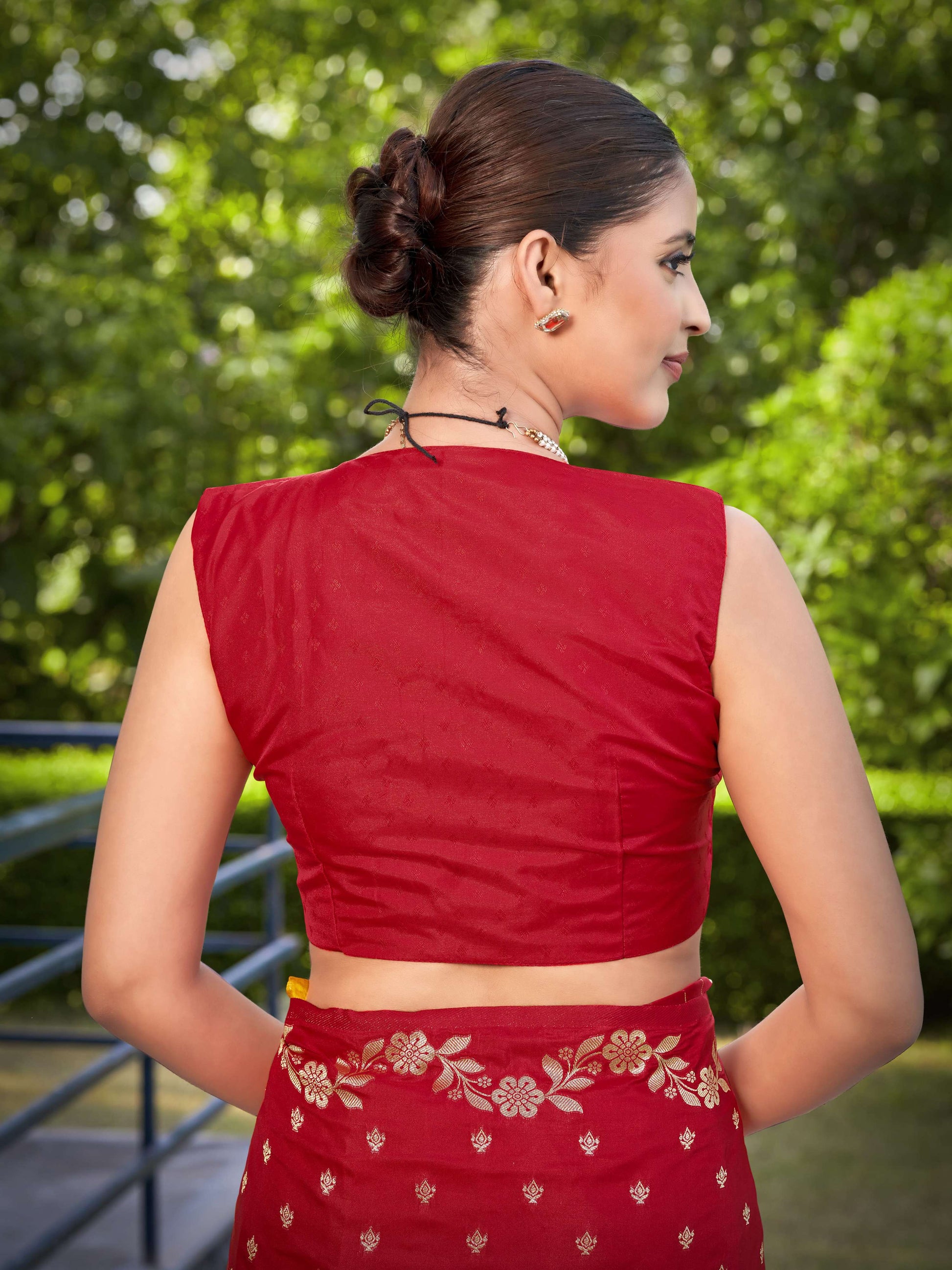 MANOHARI Banarasi Silk Blend Jacquard Work Saree - Red - Dista