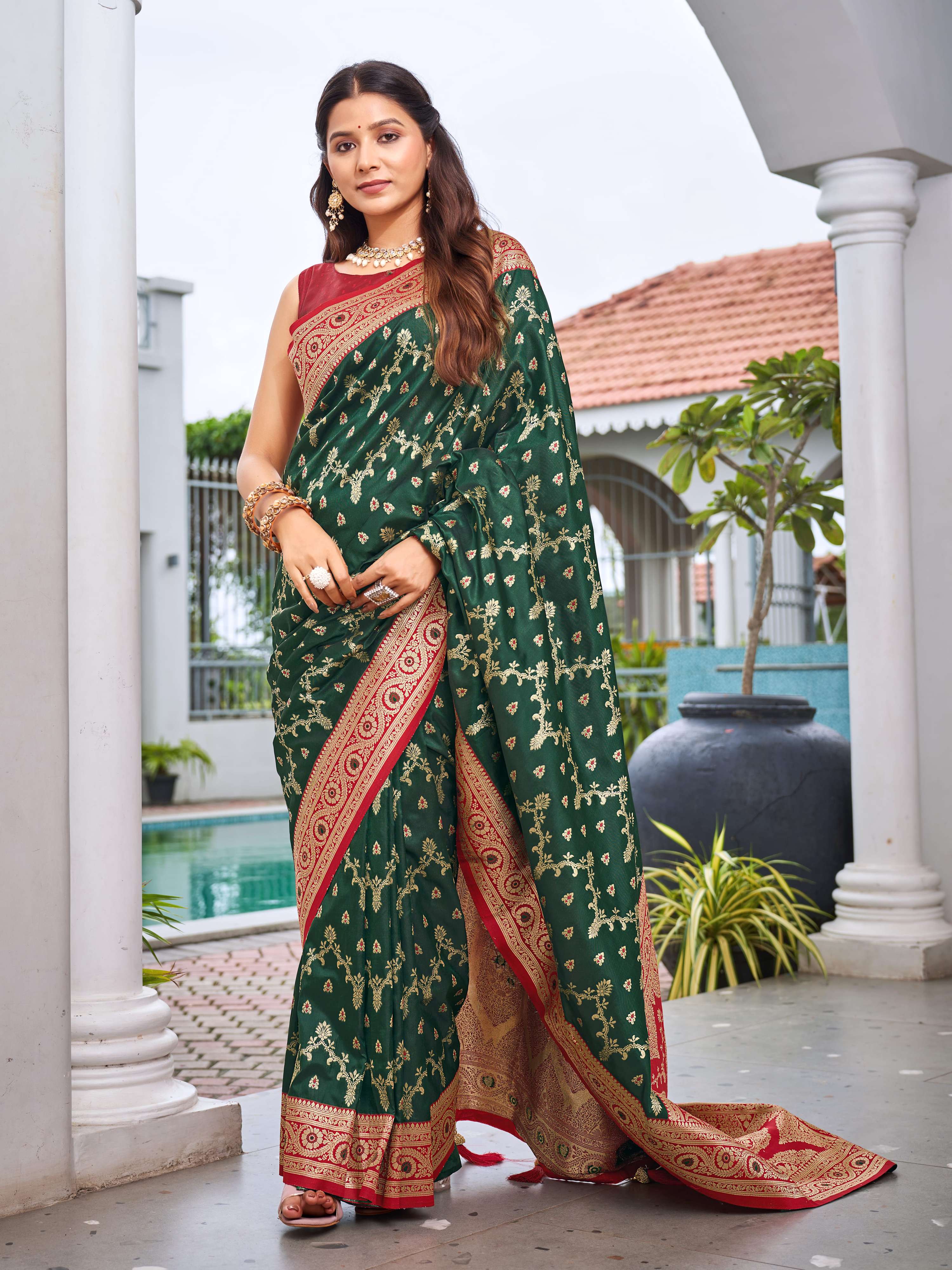 MANOHARI Banarasi Silk Blend Jacquard Work Saree - Green - Dista