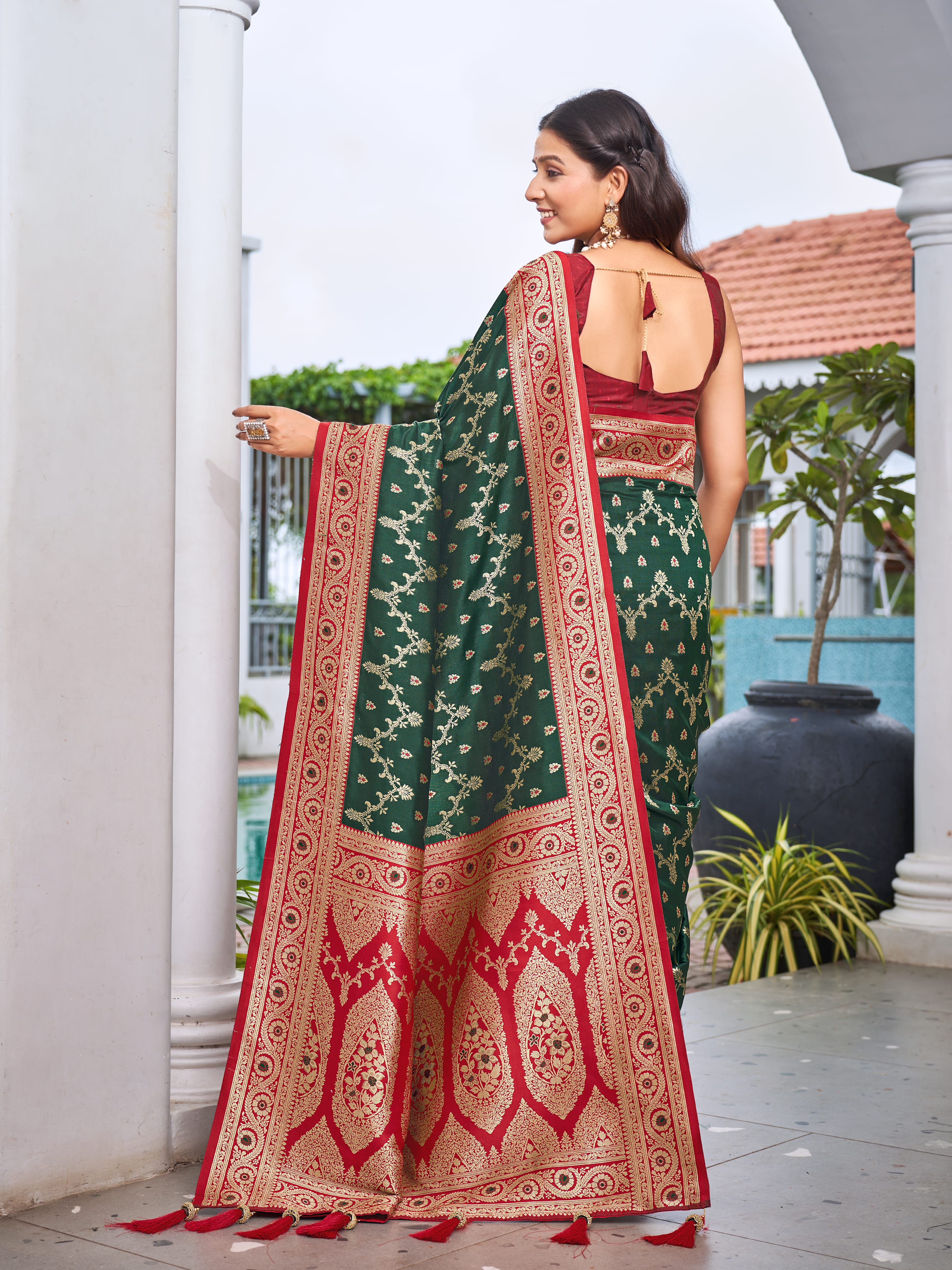 MANOHARI Banarasi Silk Blend Jacquard Work Saree - Green - Dista